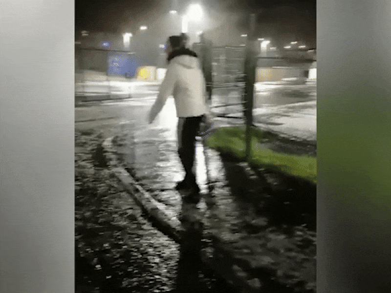 Chết cười với cô gái liên tục bị trượt té