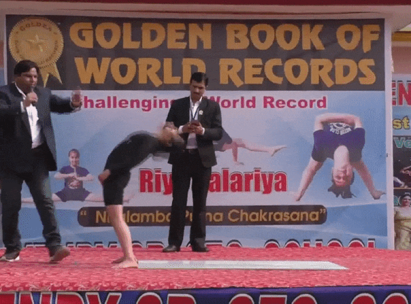 Bé gái 11 tuổi lập kỷ lục khi thực hiện động tác Yoga khó nhằn