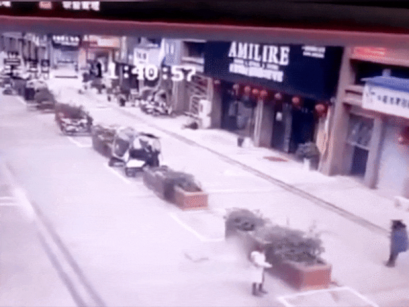 Nghịch dại, cô gái cùng 3 người khác bị hất văng lên trời