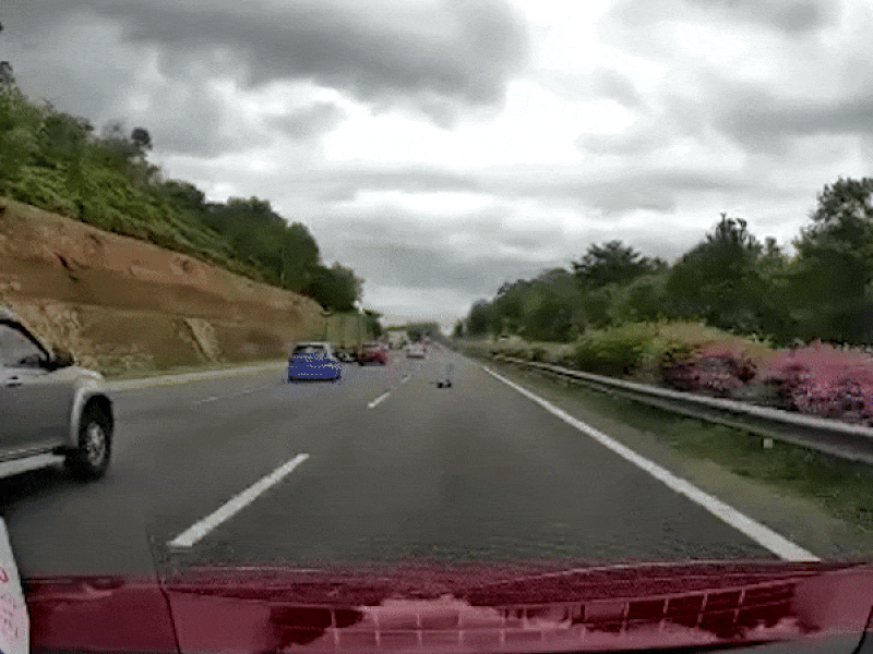 Bé 2 tuổi sống sót kỳ diệu khi văng ra khỏi xe trên cao tốc