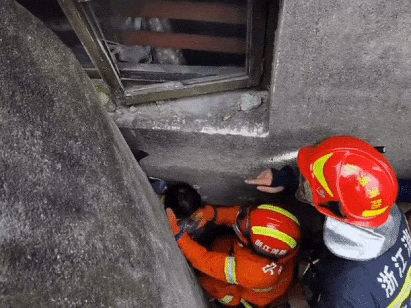 Chơi trốn tìm, 3 đứa trẻ kẹt giữa khoảng trống hai bức tường