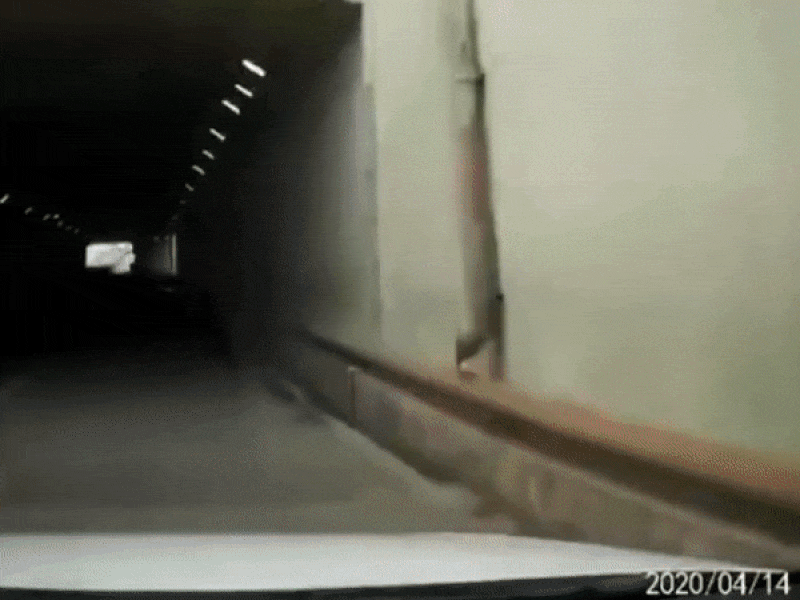 Suýt bị ô tô đâm vì đẩy xe nôi em bé ra giữa đường hầm