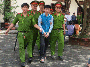 Bị đánh, thiếu niên 16 tuổi đâm chết người ảnh 1