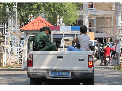 Đánh nhau ở tòa án, bị “hốt” về phường ảnh 1