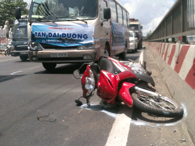 Lách tránh kẹt xe, xe máy bị container tông trọng thương ảnh 1