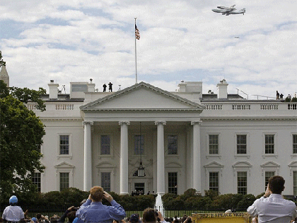 Cận cảnh máy bay Boeing 747 “cõng” tàu con thoi ảnh 7
