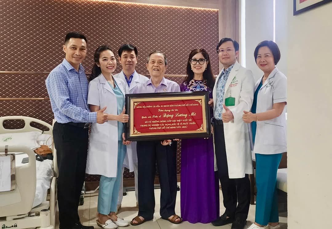 9 nhà giáo đặc biệt được vinh danh cống hiến trong 50 năm phát triển TP.HCM