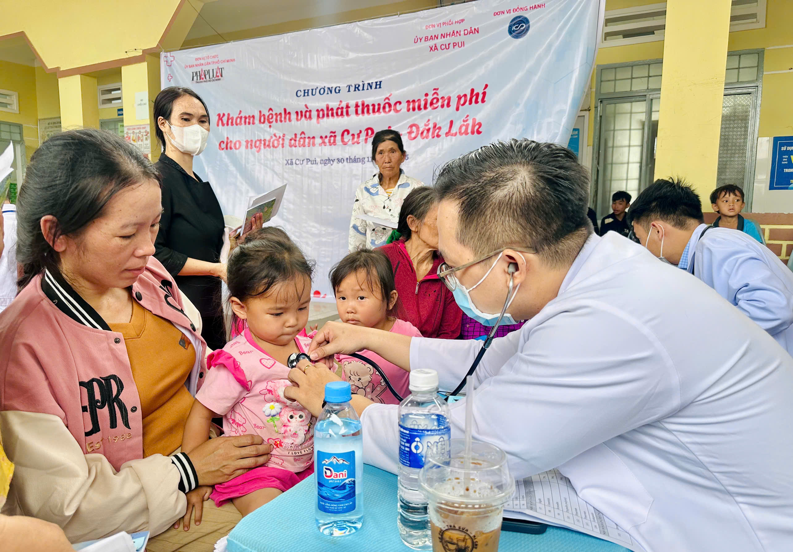 Người dân vùng cao ở Đắk Lắk phấn khởi khi được khám bệnh, phát thuốc miễn phí