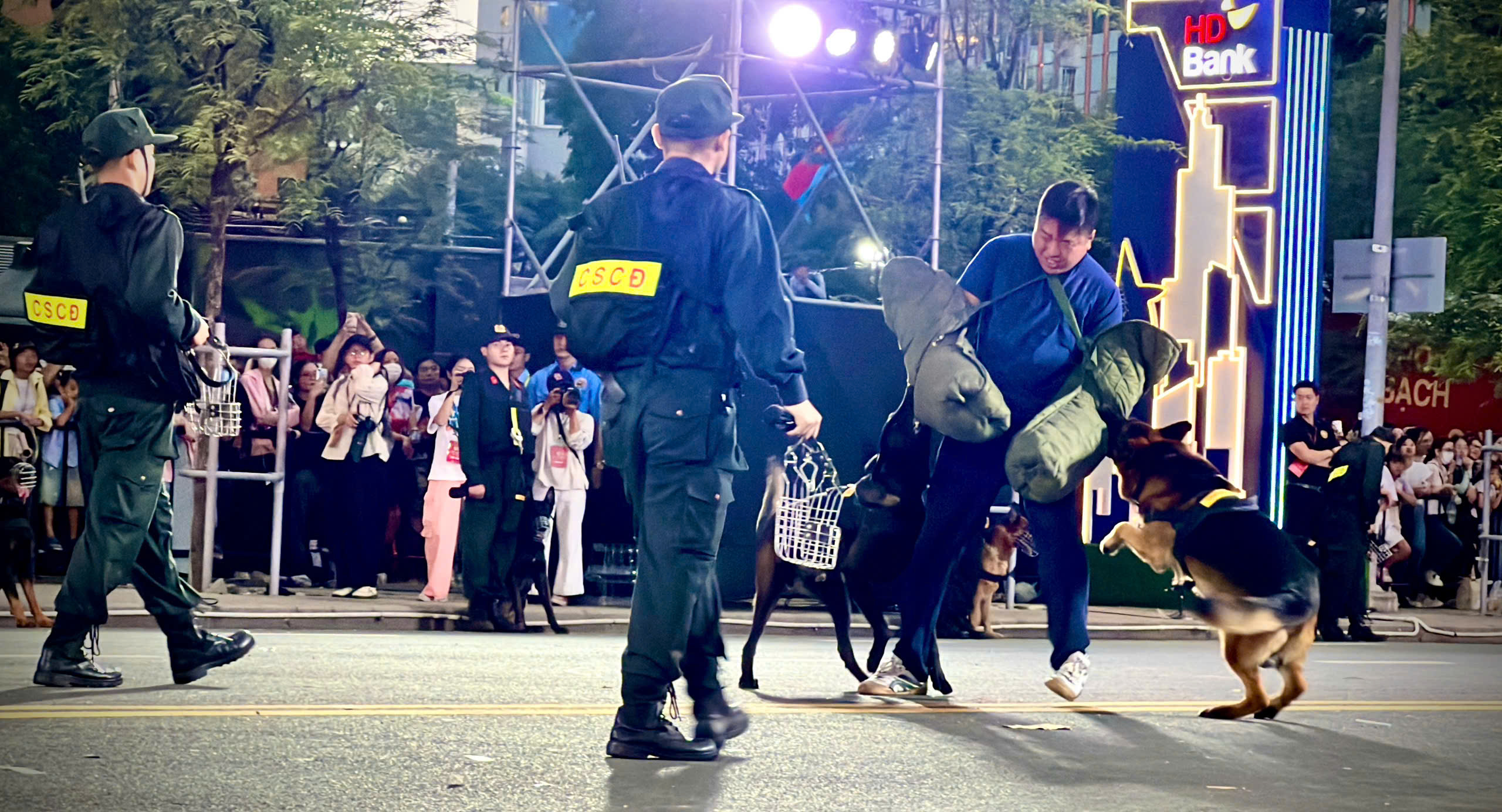 Người dân TP.HCM thích thú với các màn biểu diễn của cảnh khuyển trên đường Lê Lợi 