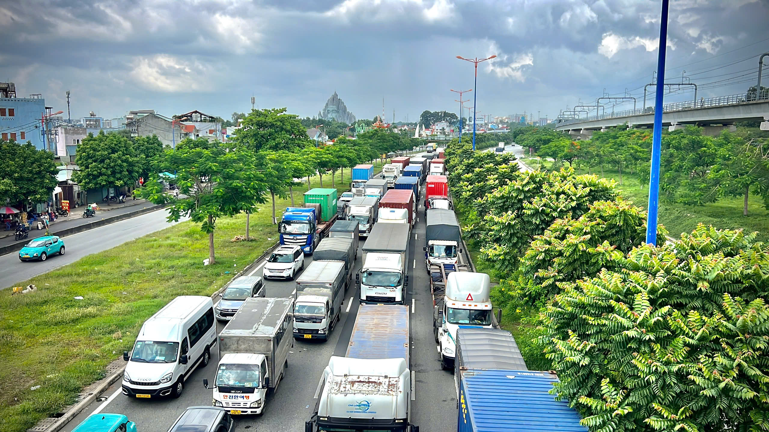 Kẹt xe nghiêm trọng trong nhiều giờ ở cửa ngõ phía Đông TP.HCM