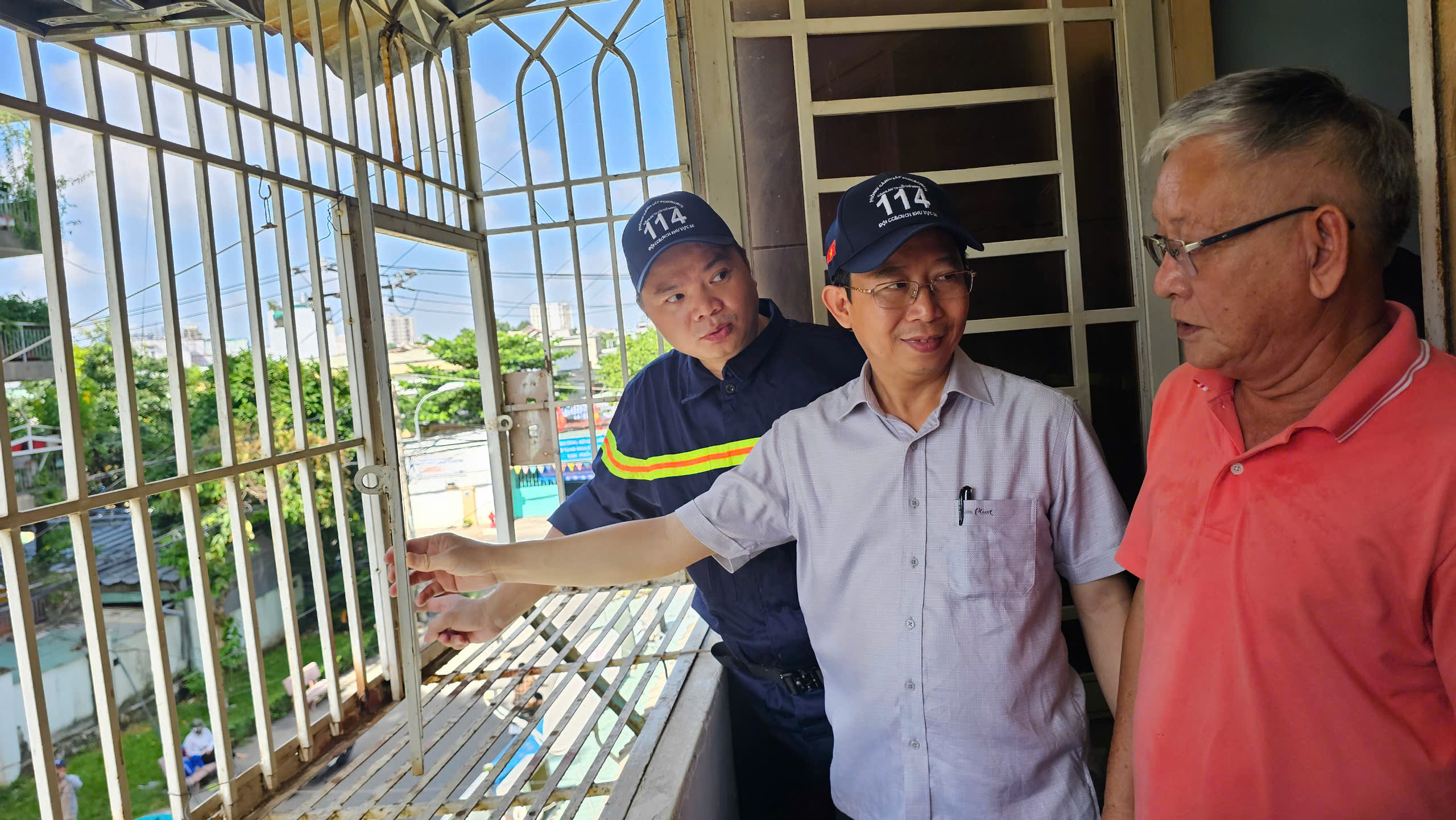 Cảnh sát TP.HCM hướng dẫn dỡ 'chuồng cọp', mở lối thoát hiểm ở các chung cư 