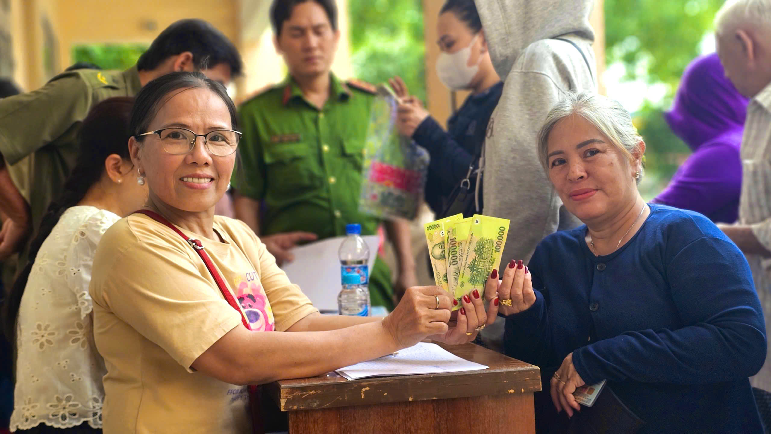 Người dân nhận quà 2-9: ‘Cảm giác thật ấm lòng!’