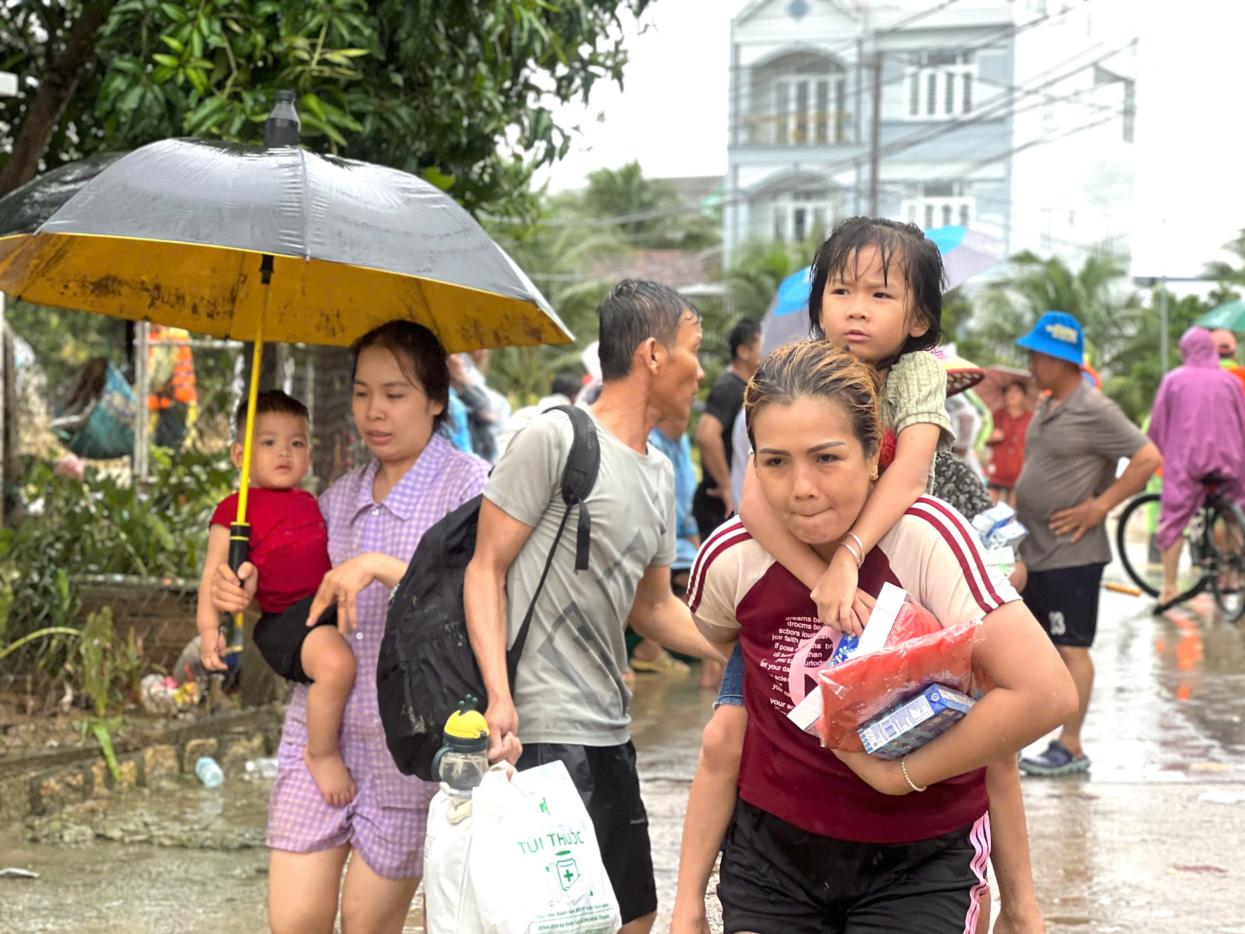 Khánh Hoà: Nhiều khu vực tiếp tục ngập sâu, người già, trẻ nhỏ được ưu tiên sơ tán trước