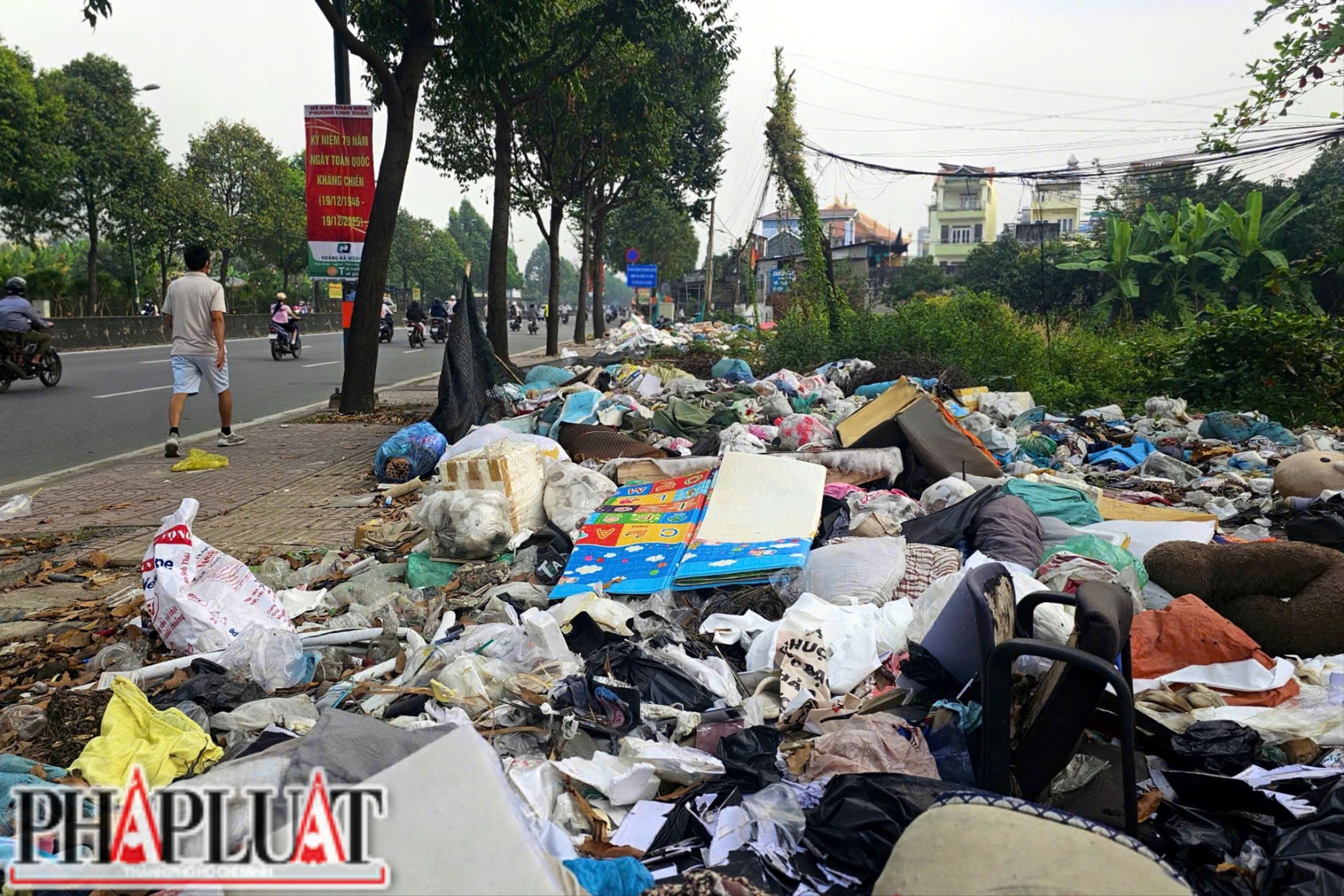 Bãi rác tự phát kéo dài gần 100 m ven đường Phạm Văn Đồng