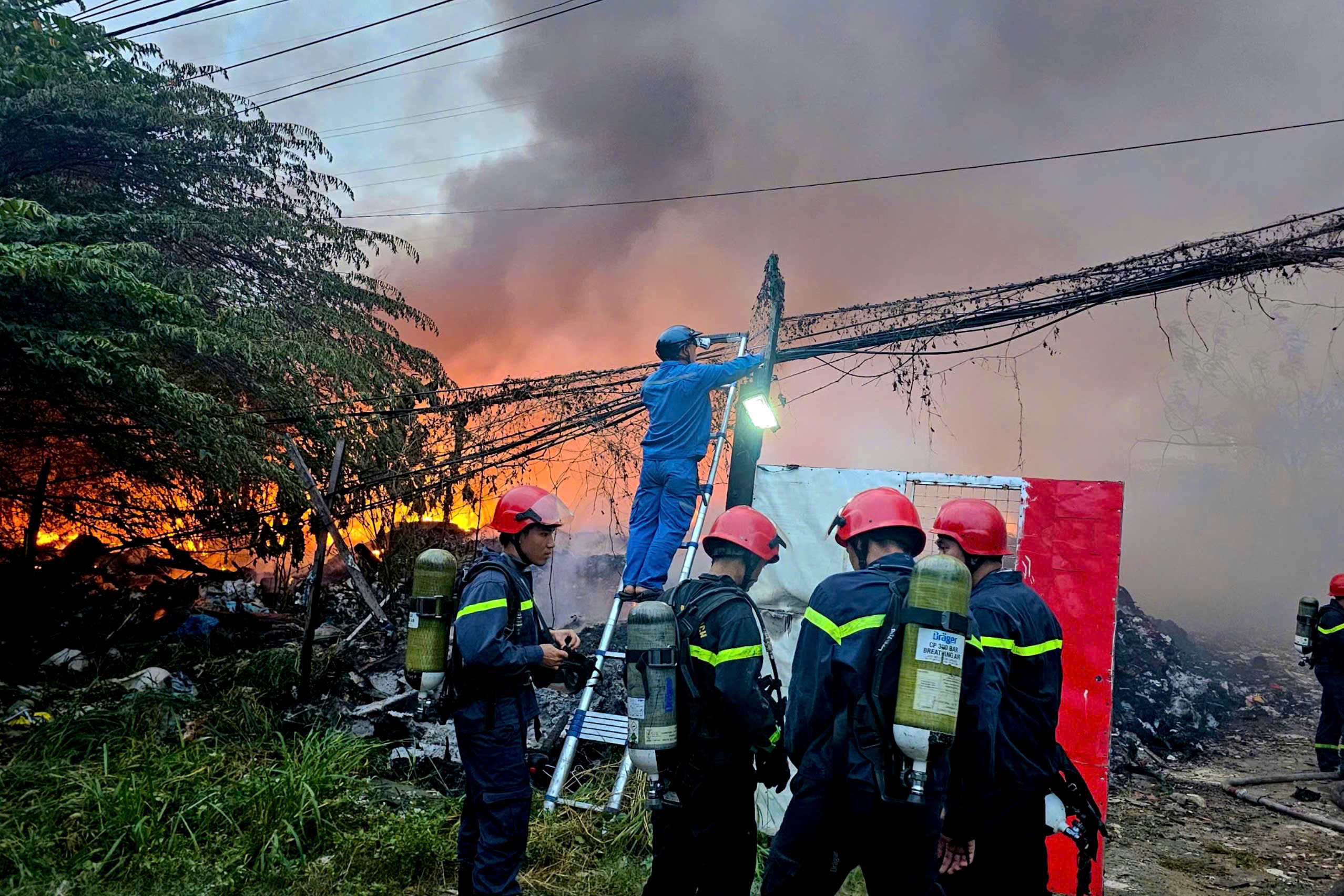 Cháy bãi rác tự phát hàng trăm mét vuông trong khu dân cư ở TP.HCM