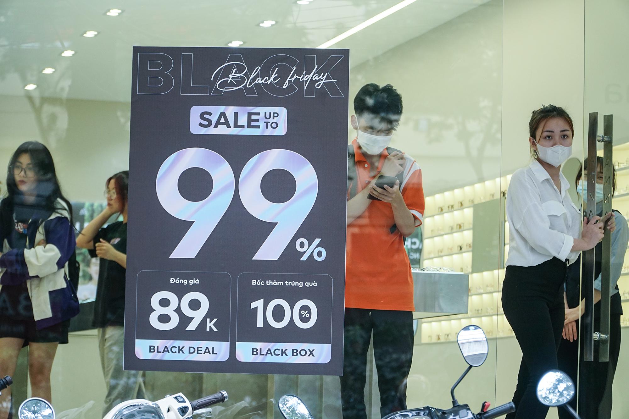 Hà Nội: Hàng loạt siêu thị, cửa hàng giảm giá sâu nhân dịp Black Friday 2022