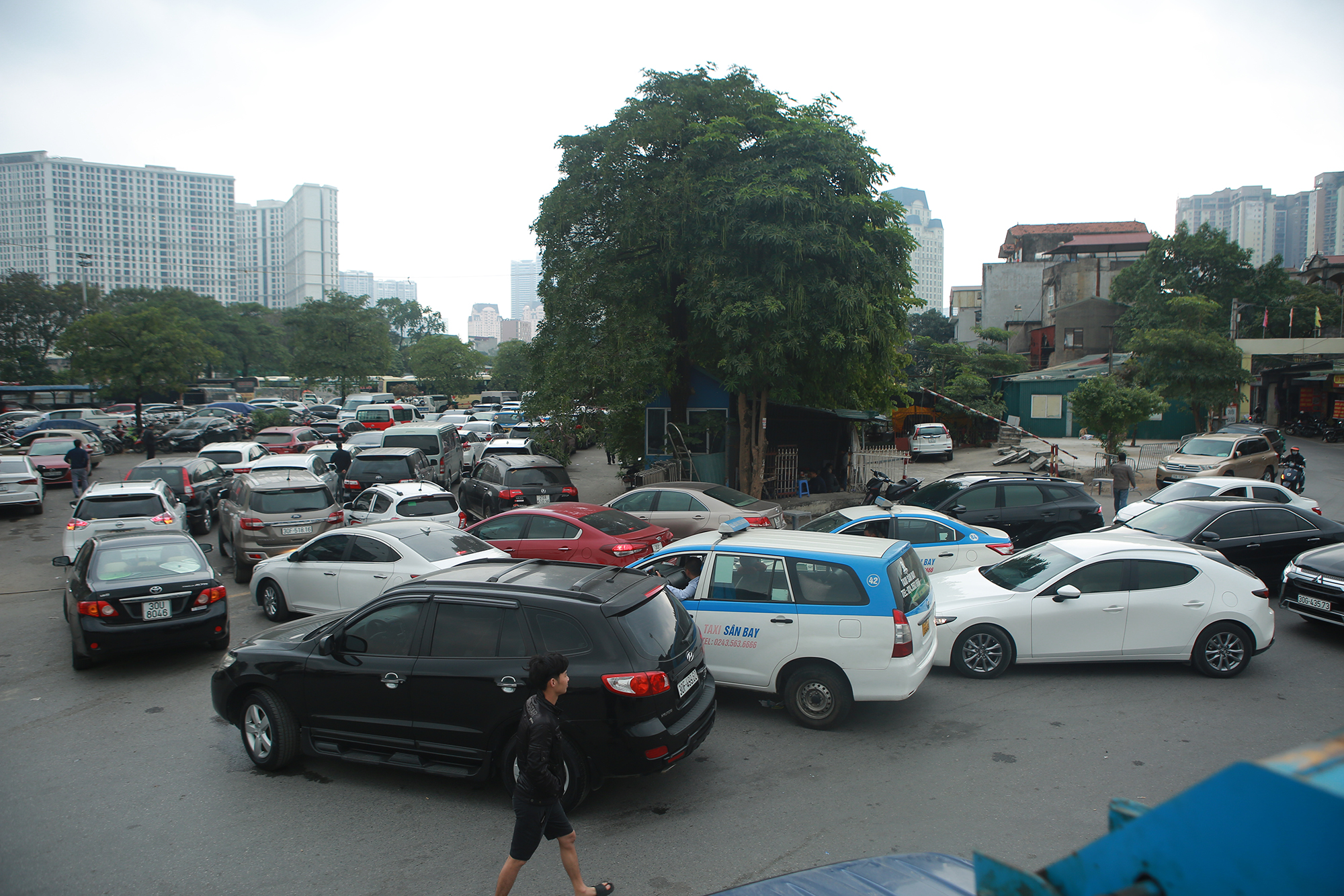 Hà Nội: Ô tô xếp hàng dài chờ đến lượt đăng kiểm