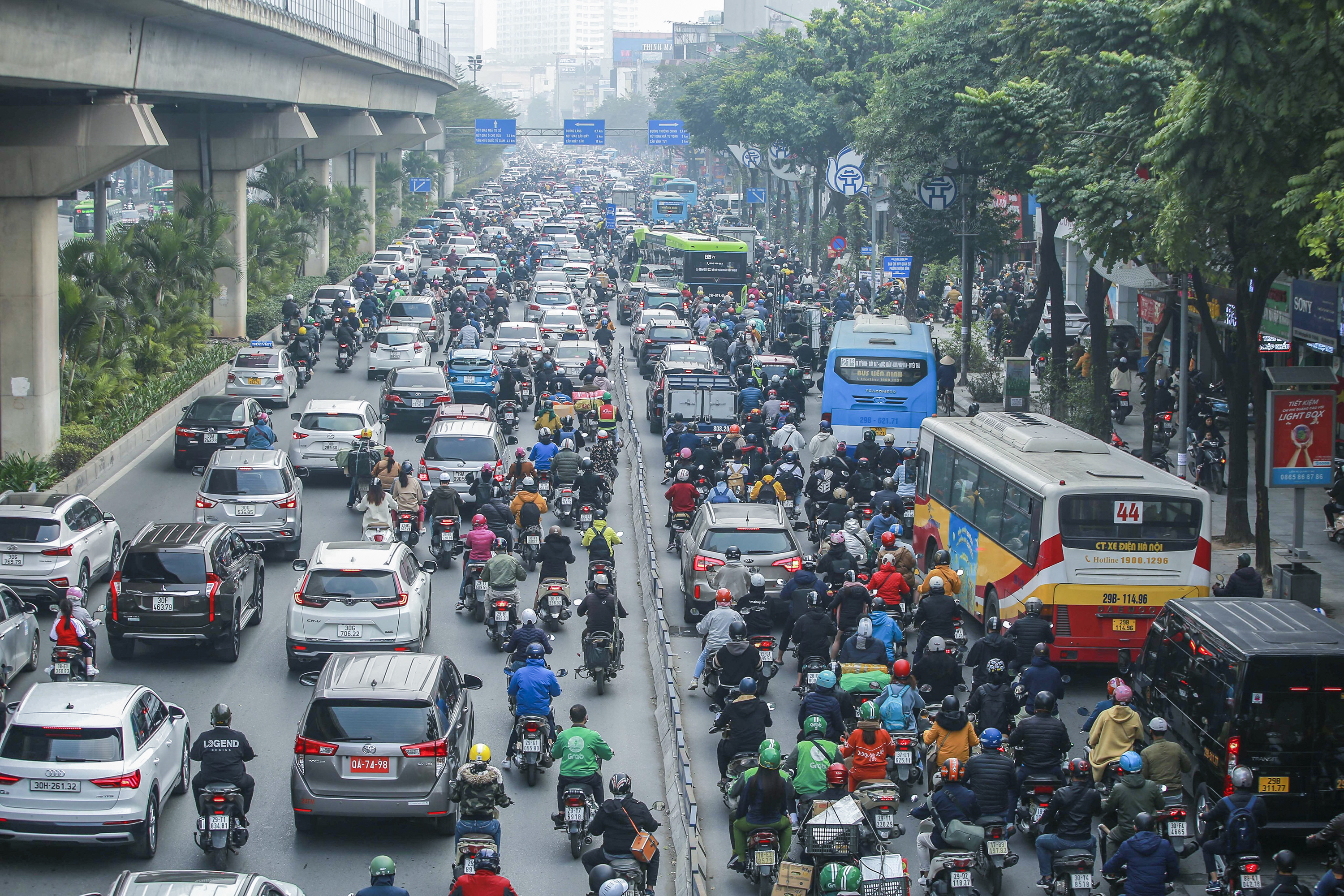 Người dân lỉnh kỉnh đồ đạc về quê nghỉ Tết Nguyên đán, cửa ngõ TP Hà Nội kẹt cứng