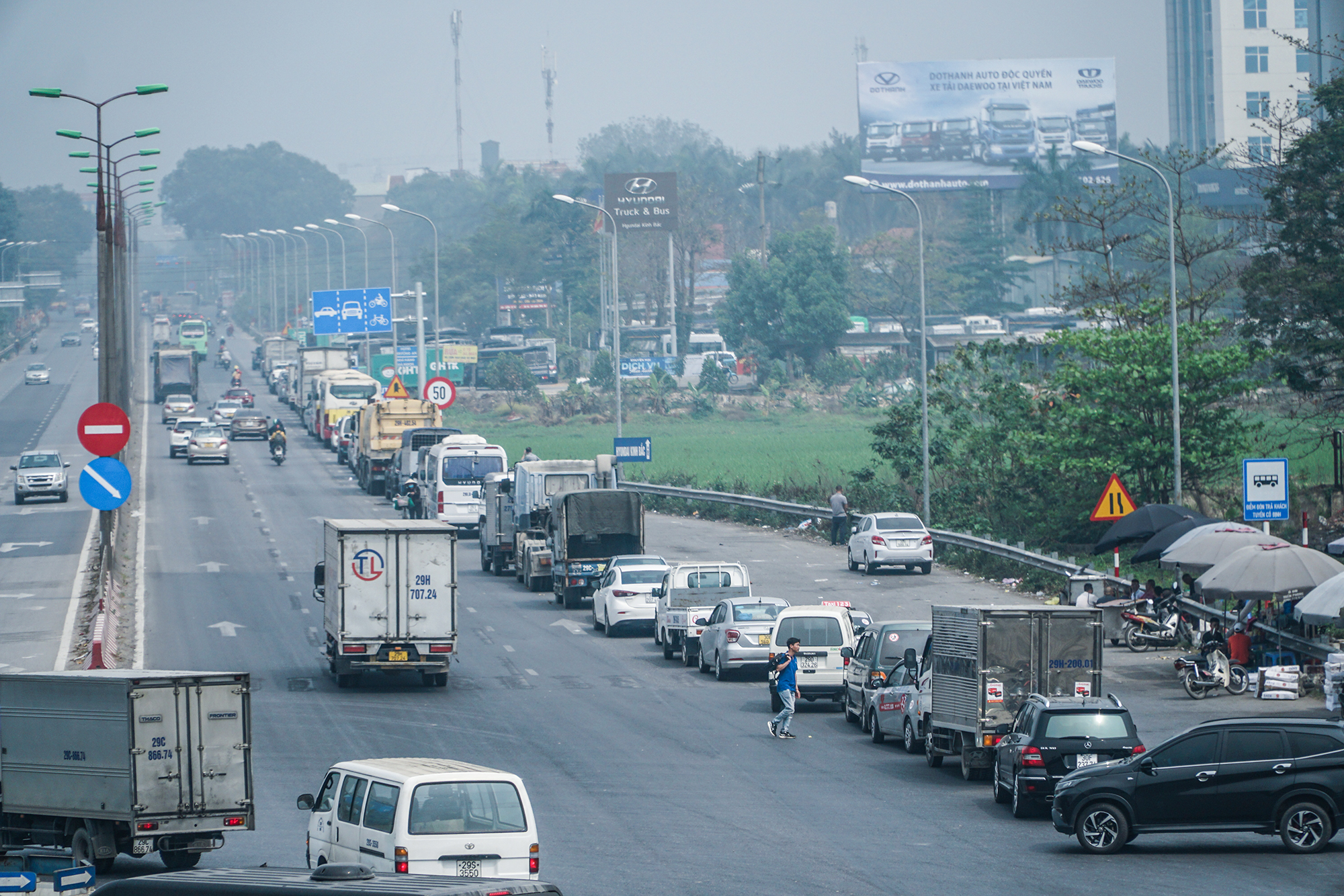Hà Nội "tắc" đăng kiểm, chủ xe đi tỉnh khác không được lại quay về Hà Nội xếp hàng chờ