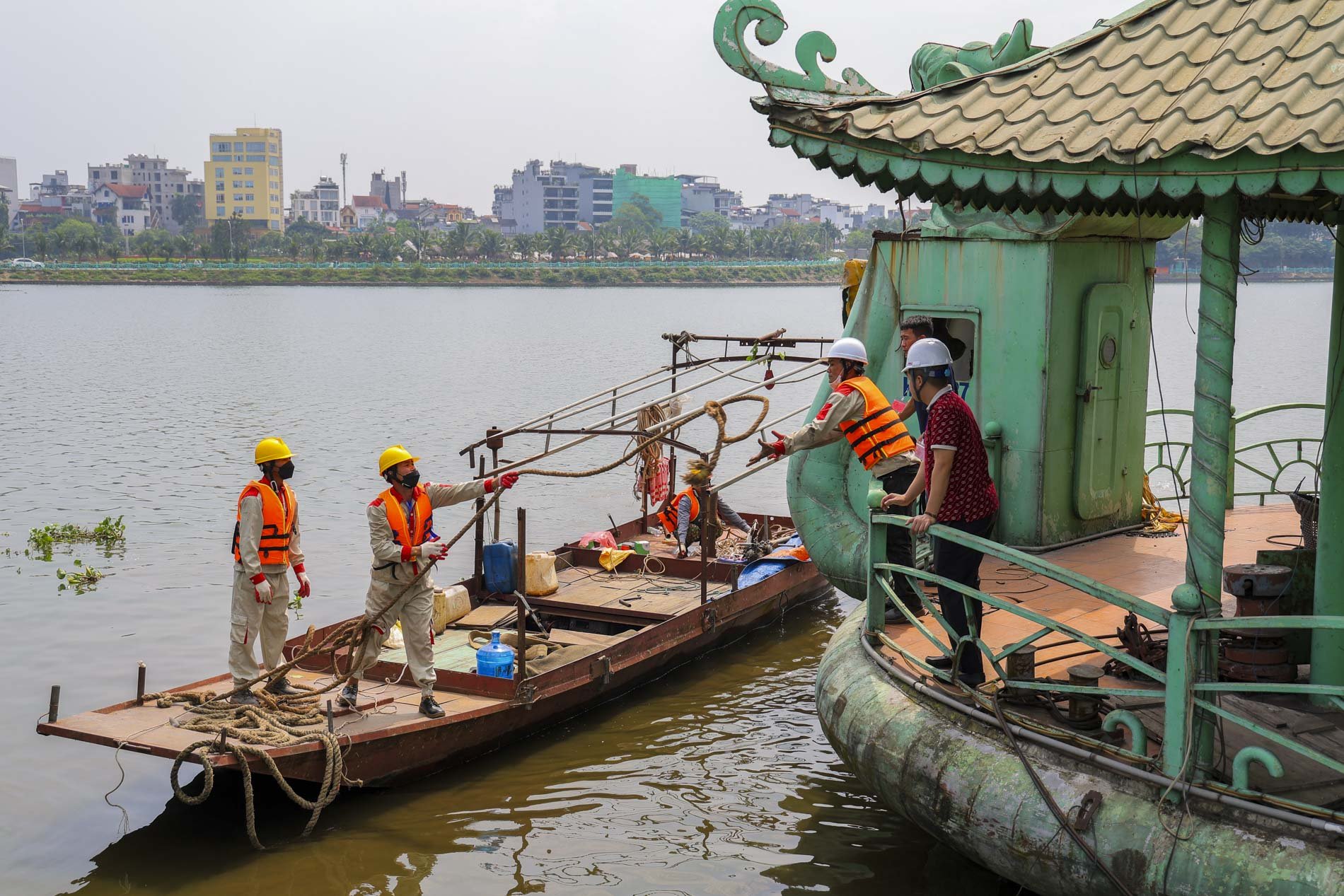 Tiếp tục tháo dỡ du thuyền ở hồ Tây, Hà Nội