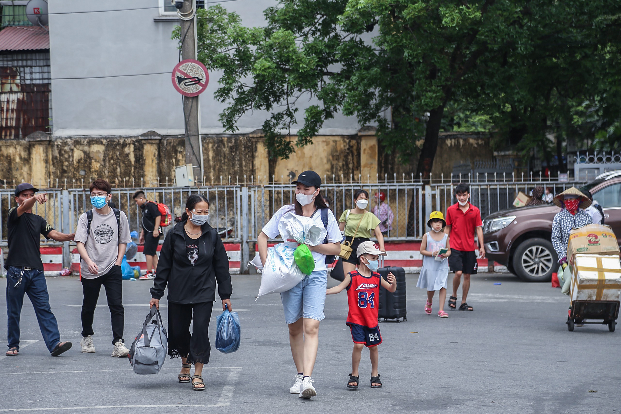 Người dân lỉnh kỉnh đồ đạc trở lại Thủ đô sau dịp nghỉ lễ