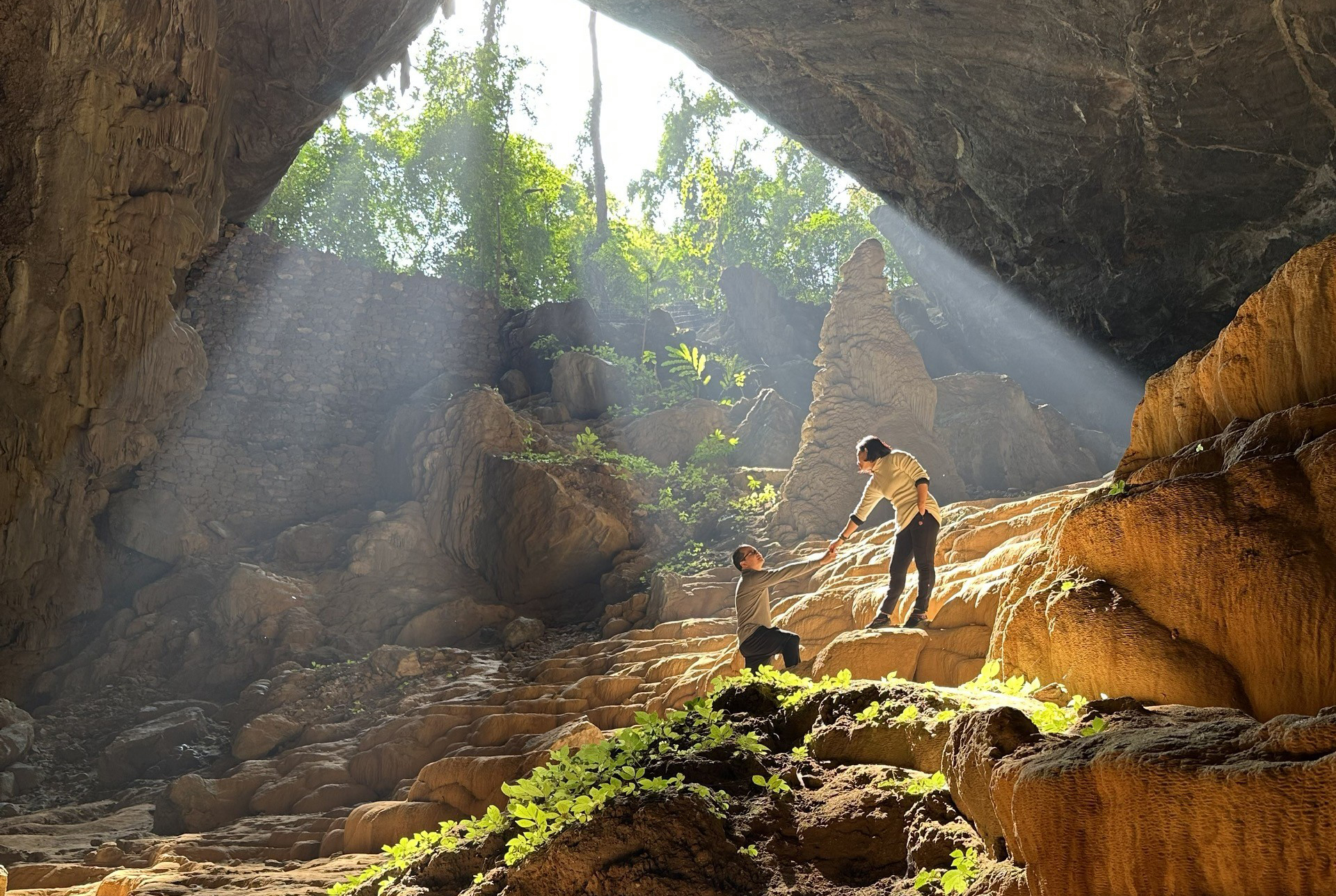 Ngỡ ngàng trước vẻ đẹp kỳ bí của động Ngườm Ngao