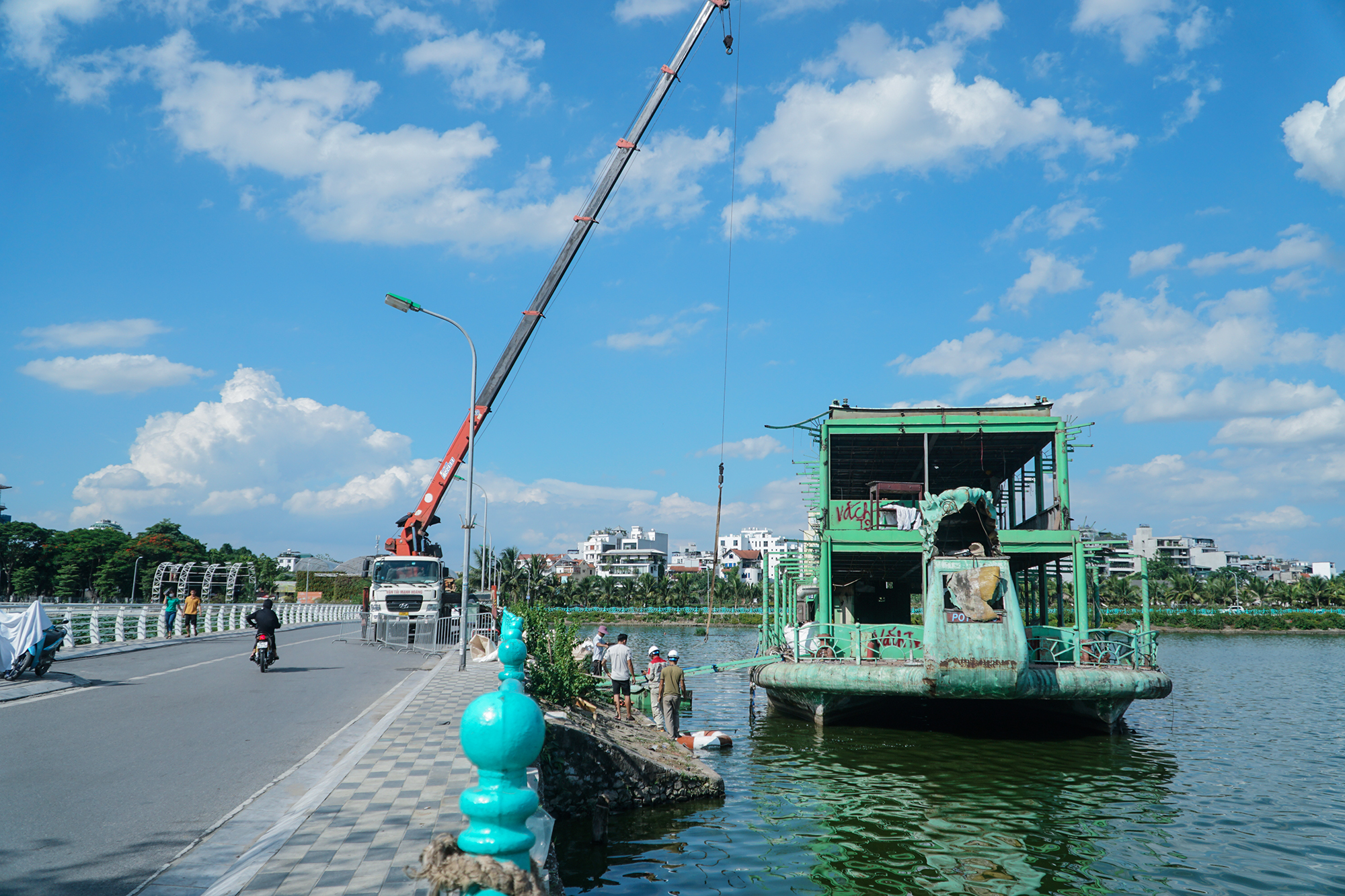 Cận cảnh du thuyền cuối cùng ở hồ Tây đang được tháo dỡ