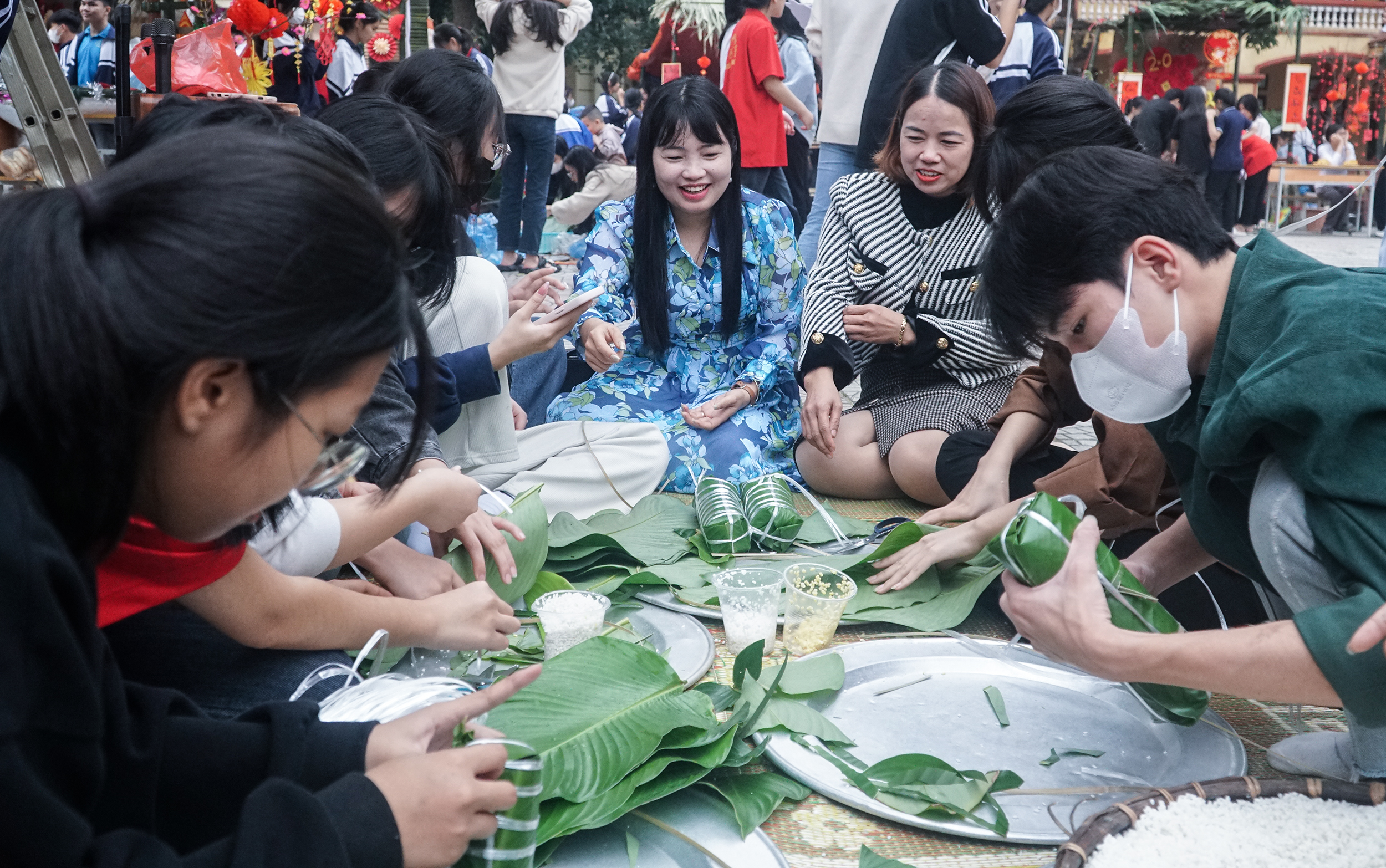 Học sinh hào hứng gói bánh chưng Tết tặng bạn có hoàn cảnh khó khăn