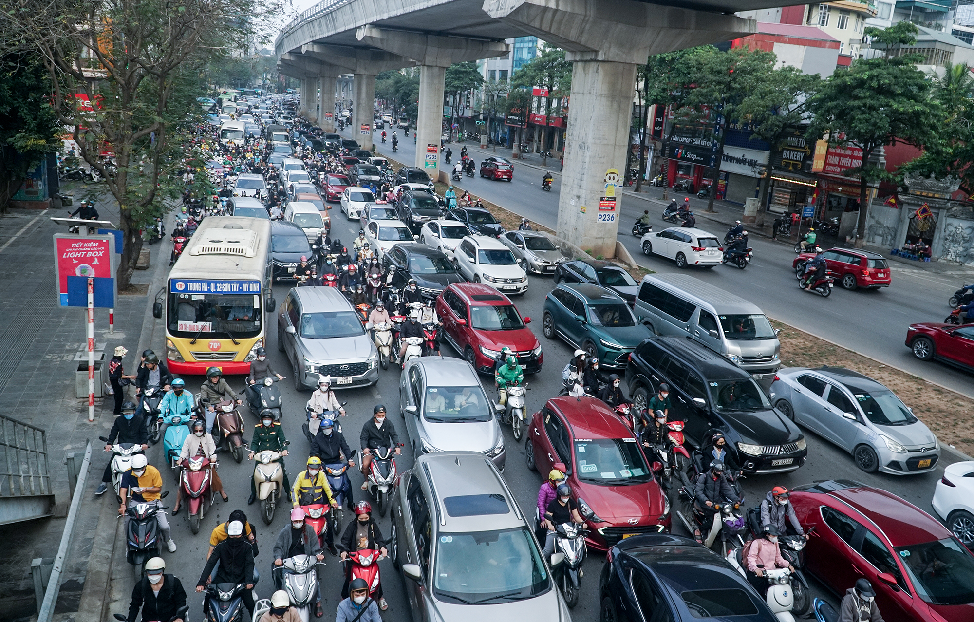 Giao thông Hà Nội đông đúc trở lại sau kỳ nghỉ Tết Nguyên đán Giáp Thìn 