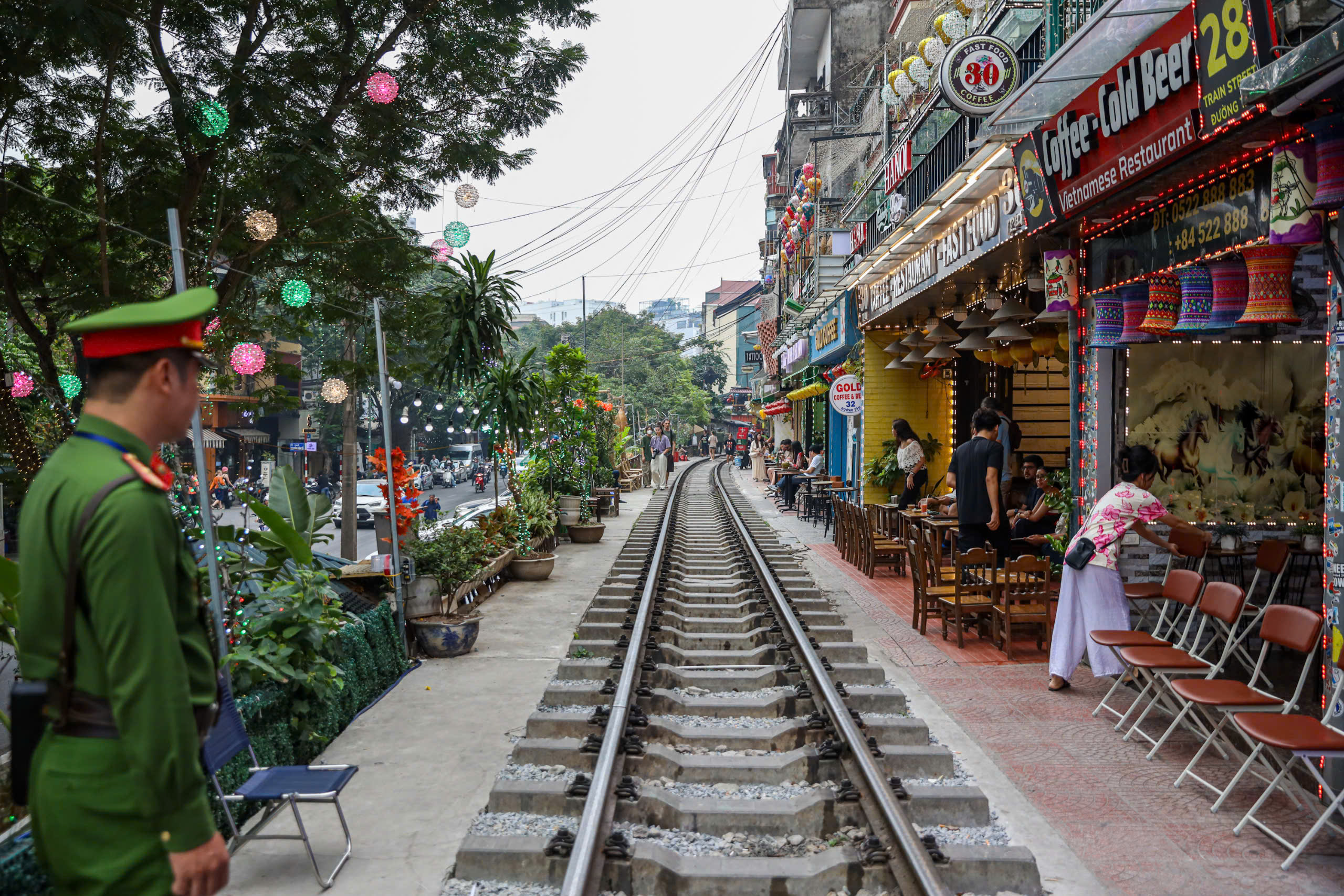 Công an kiểm tra, xử lý vi phạm hành lang an toàn ở ‘phố đường tàu’ Hà Nội