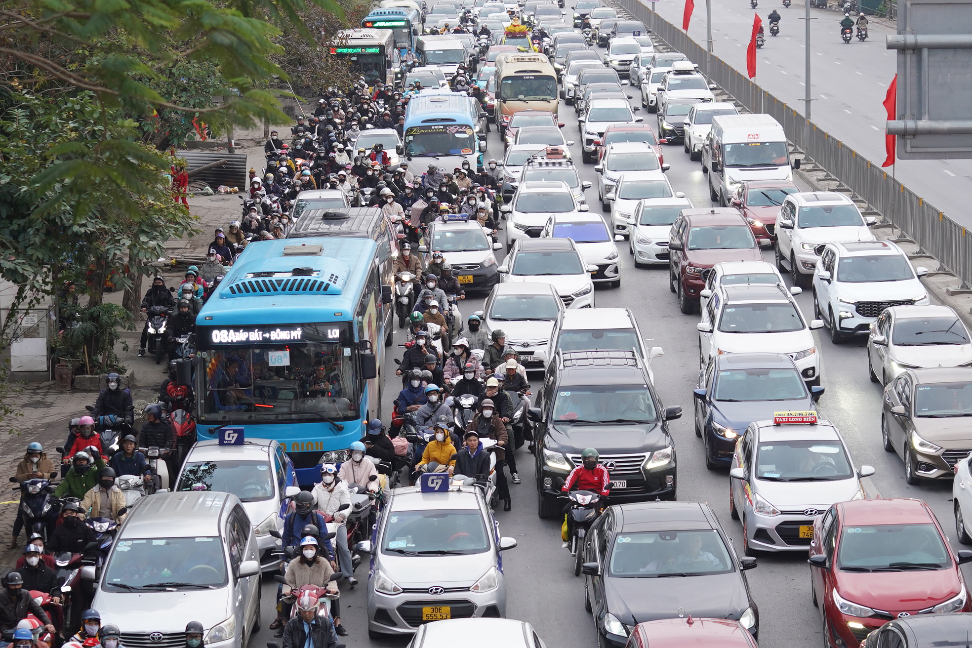 Người dân lỉnh kỉnh đồ đạc trở lại Thủ đô trong ngày mùng 4 Tết