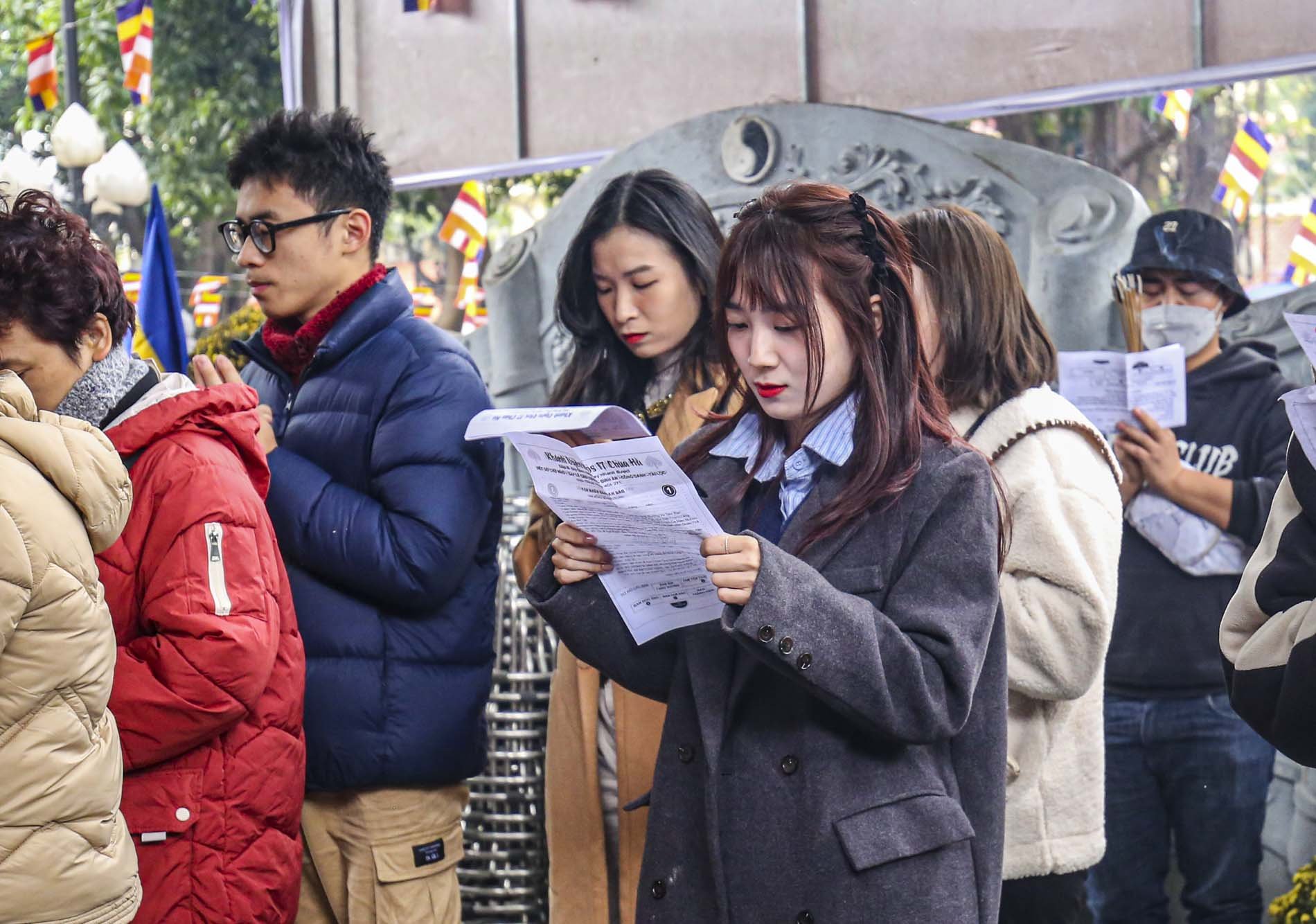 Giới trẻ Hà Nội tấp nập đến chùa Hà cầu duyên