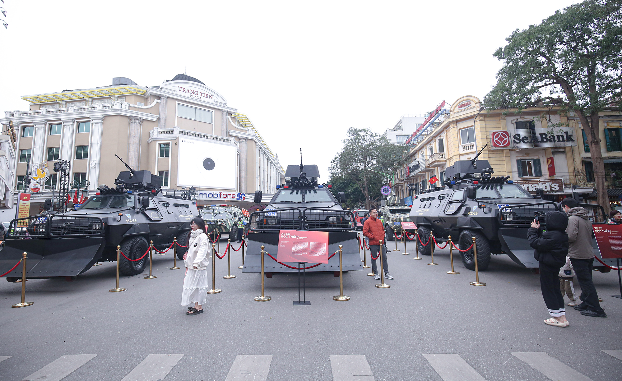 Chùm ảnh: Dàn khí tài của lực lượng Công an Nhân dân tại phố đi bộ Hồ Gươm