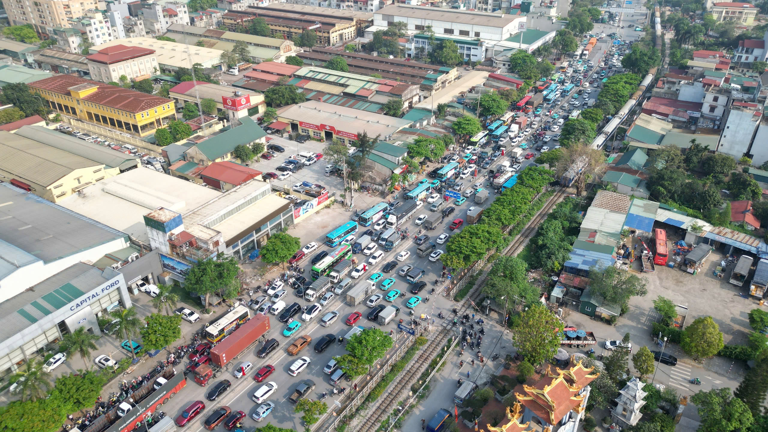 Người dân bắt đầu rời Thủ đô đi nghỉ lễ 30-4