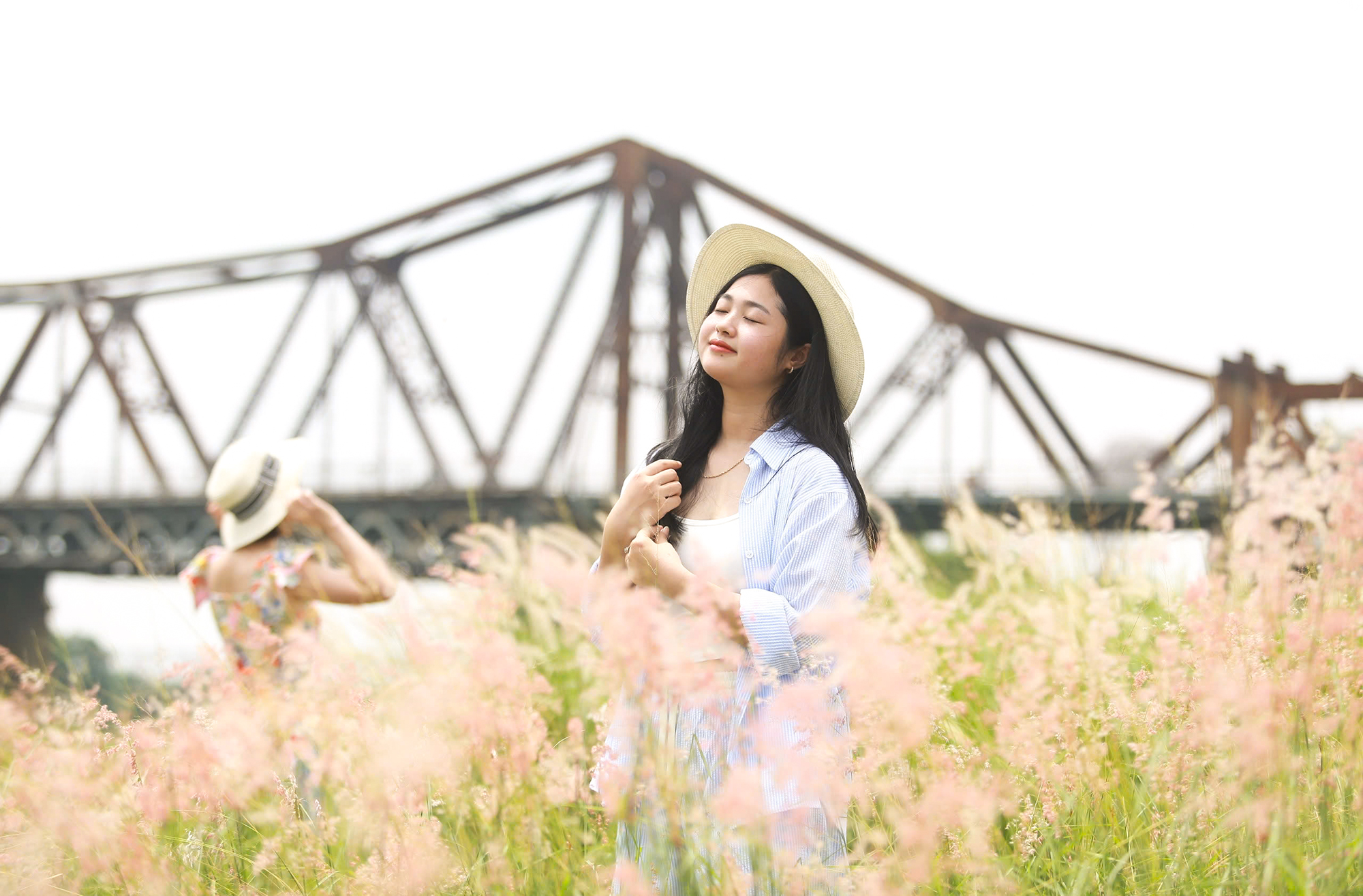 Giới trẻ đổ xô đi check-in với bãi cỏ lau dưới chân cầu Long Biên