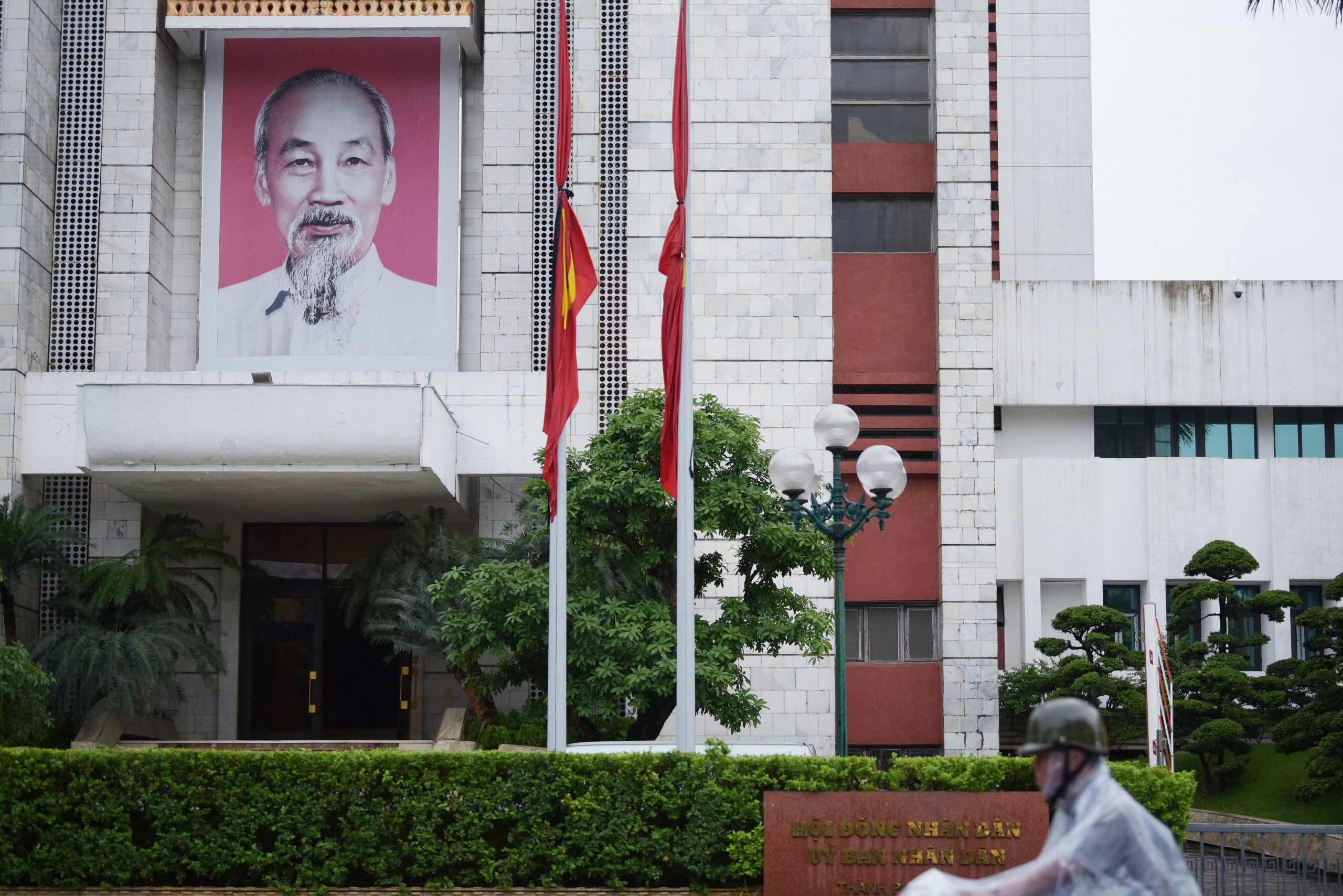 Hình ảnh các trụ sở cơ quan, công sở Hà Nội treo cờ rủ trong ngày Quốc tang nguyên Chủ tịch nước Trần Đức Lương