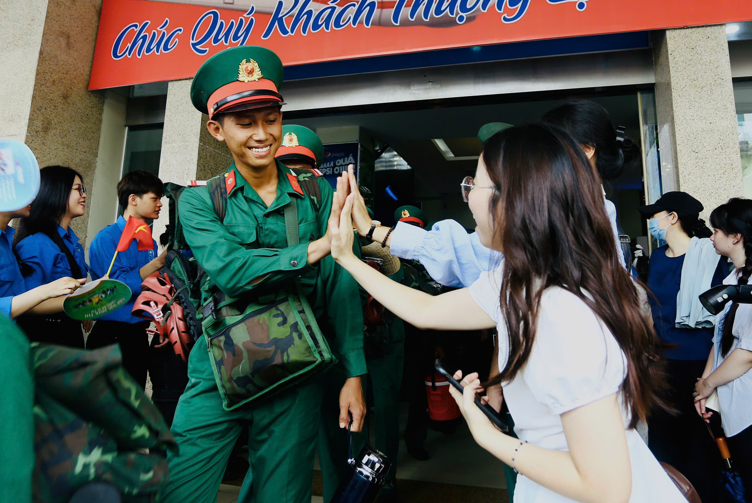 Hình ảnh Đón đoàn tàu chở các cán bộ, chiến sĩ Quân khu 5 làm nhiệm vụ A80 