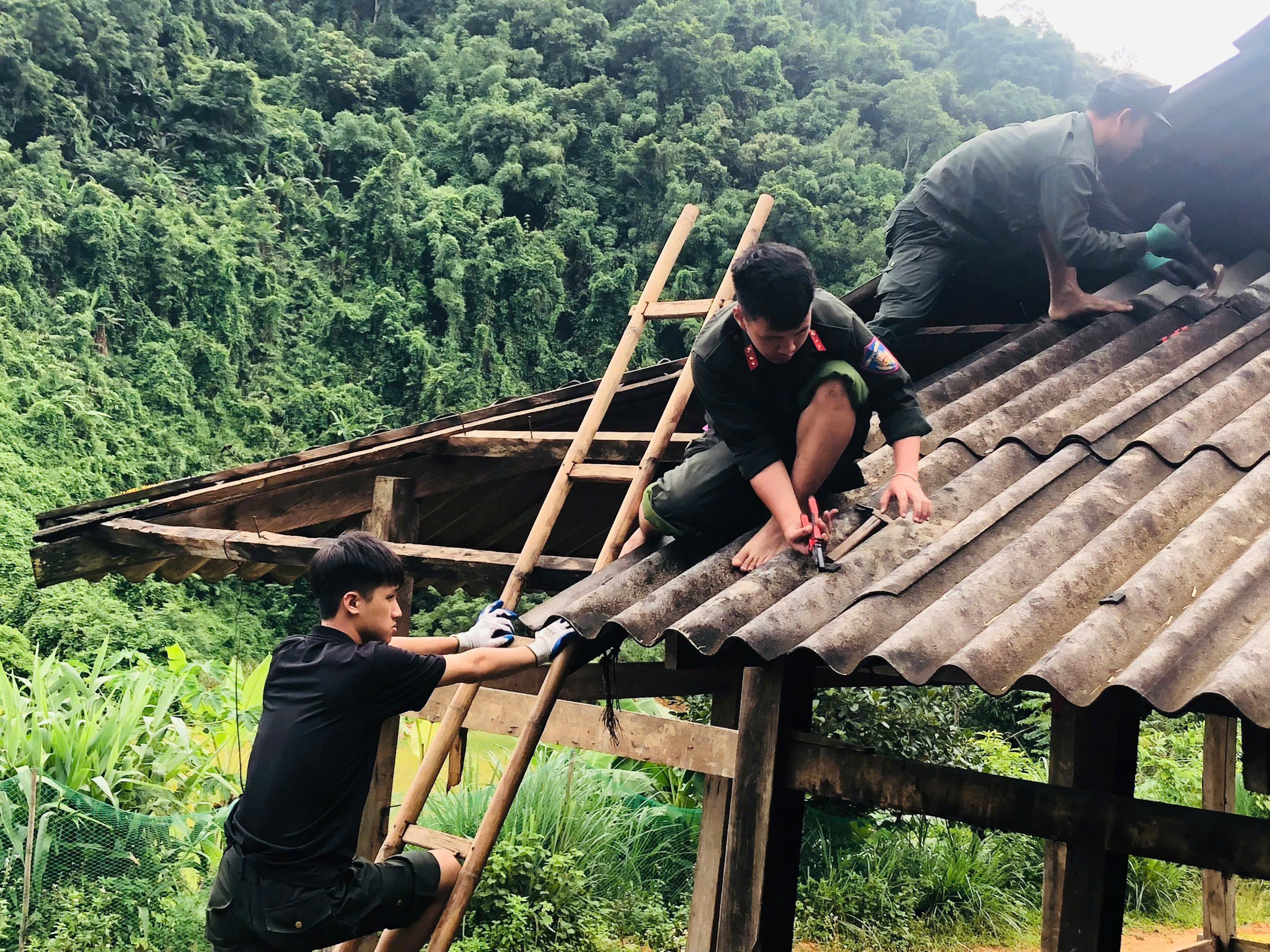 Trung đoàn CSCĐ Đông Bắc băng rừng, vượt suối giúp người dân xóa nhà tạm