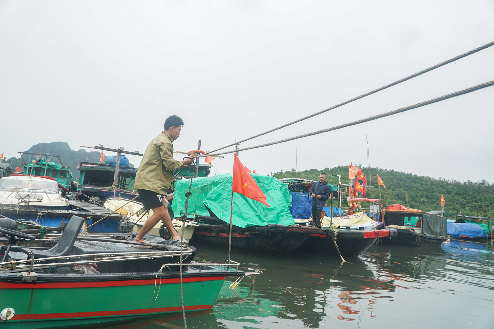 Bão số 9 chưa đến, người dân lại lo bão số 10