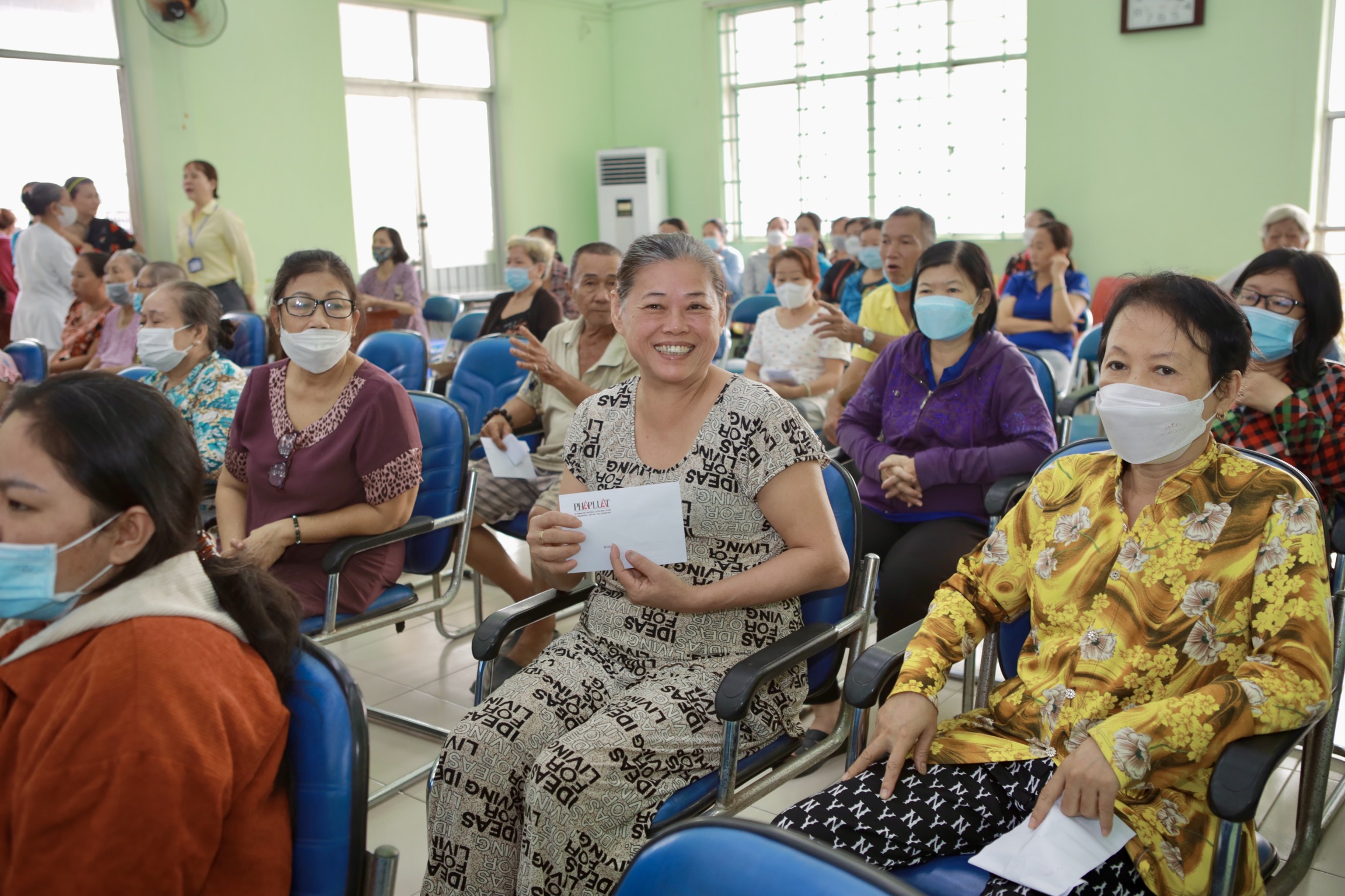 100 phần quà Tết góp thêm mùa xuân cho bà con phường 3, quận 11 