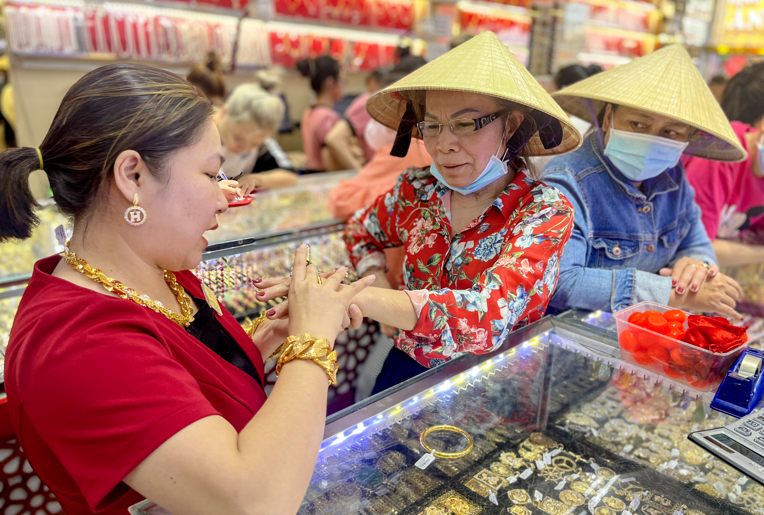 Ngày vía Thần Tài, người dân đi mua vàng từ sáng đến trưa