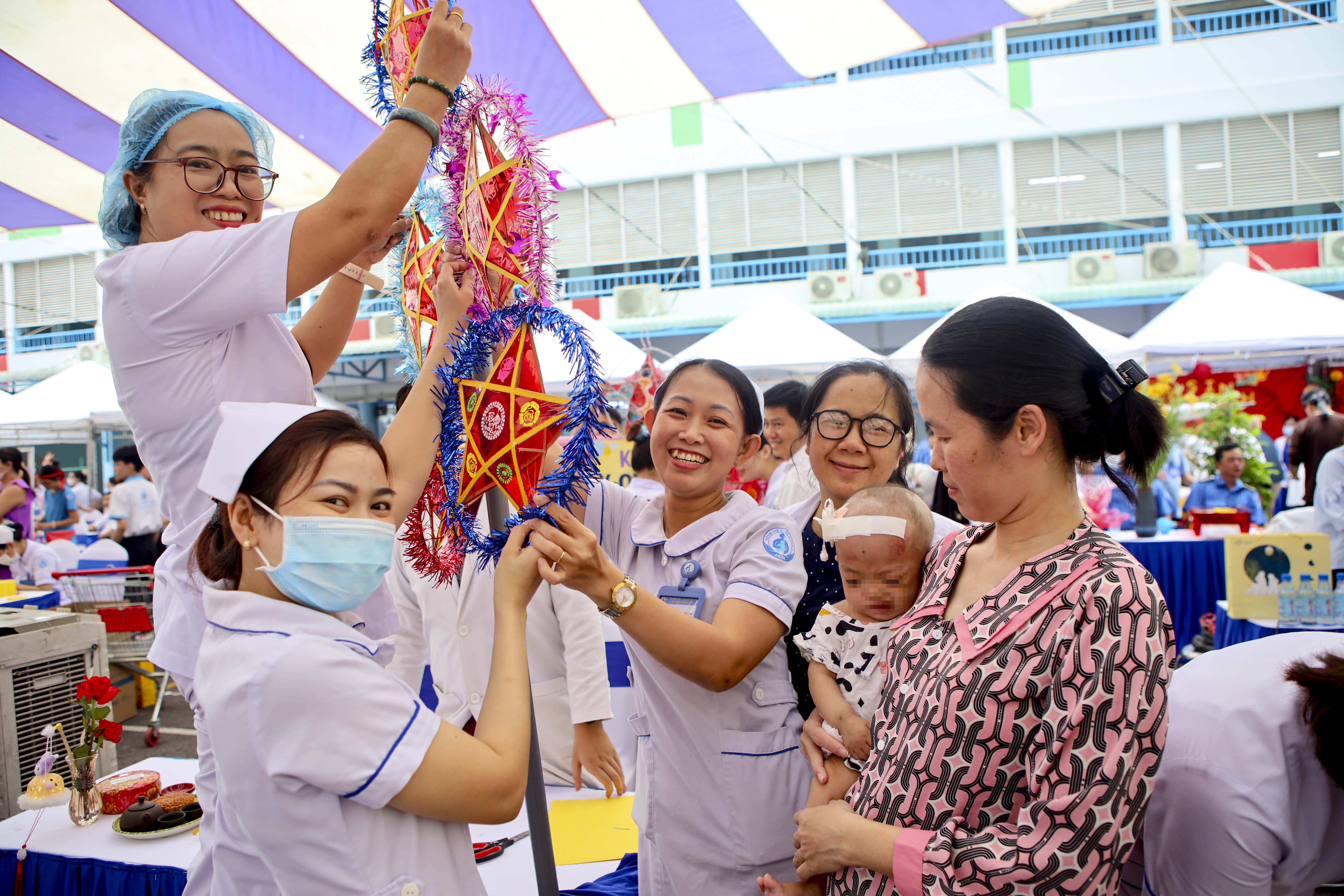 Bệnh nhi Bệnh viện Nhi đồng 1 cùng y bác sĩ thiết kế lồng đèn trung thu