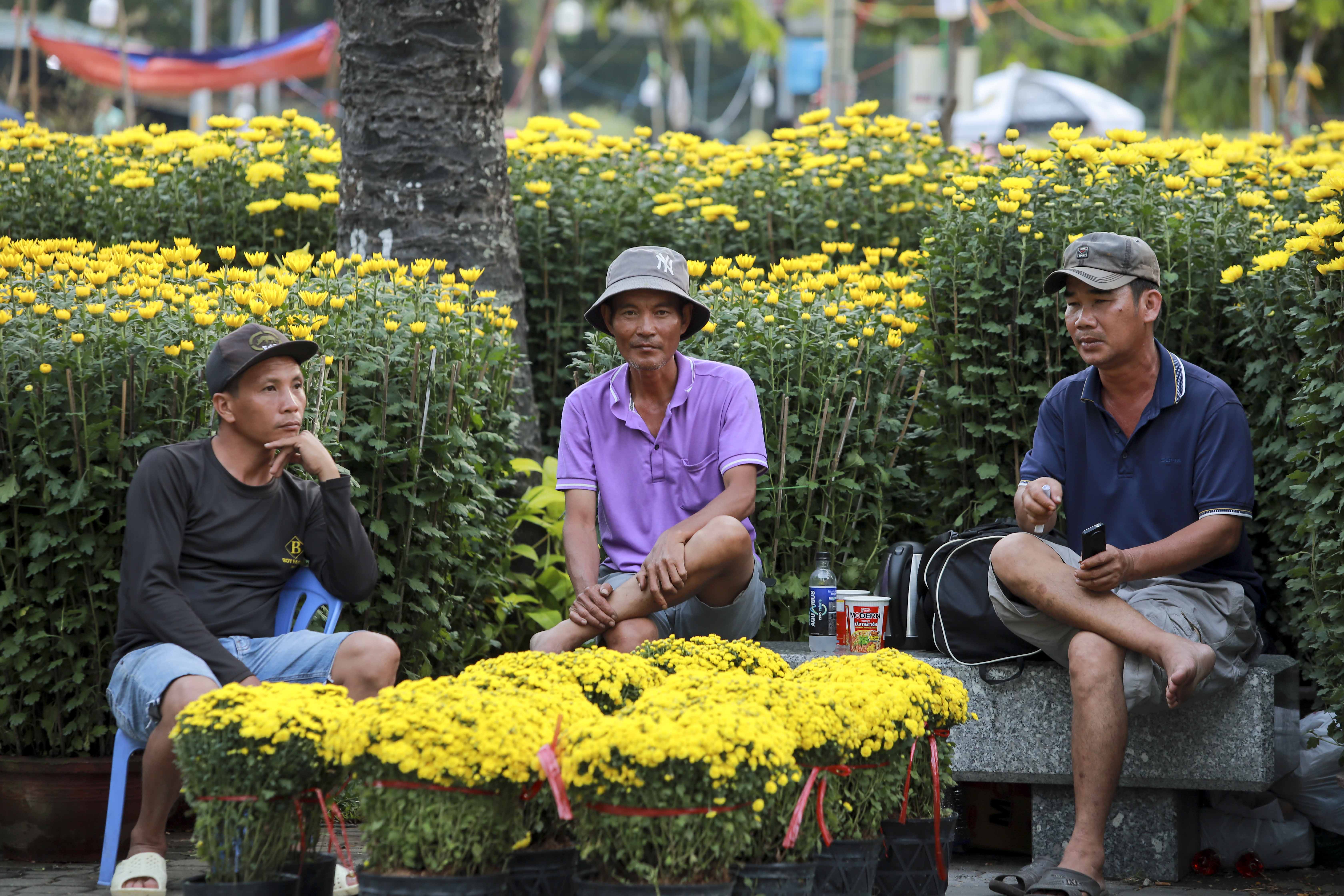 TP.HCM: Chợ hoa Tết vắng người mua, tiểu thương 'buôn chuyện' hết ngày