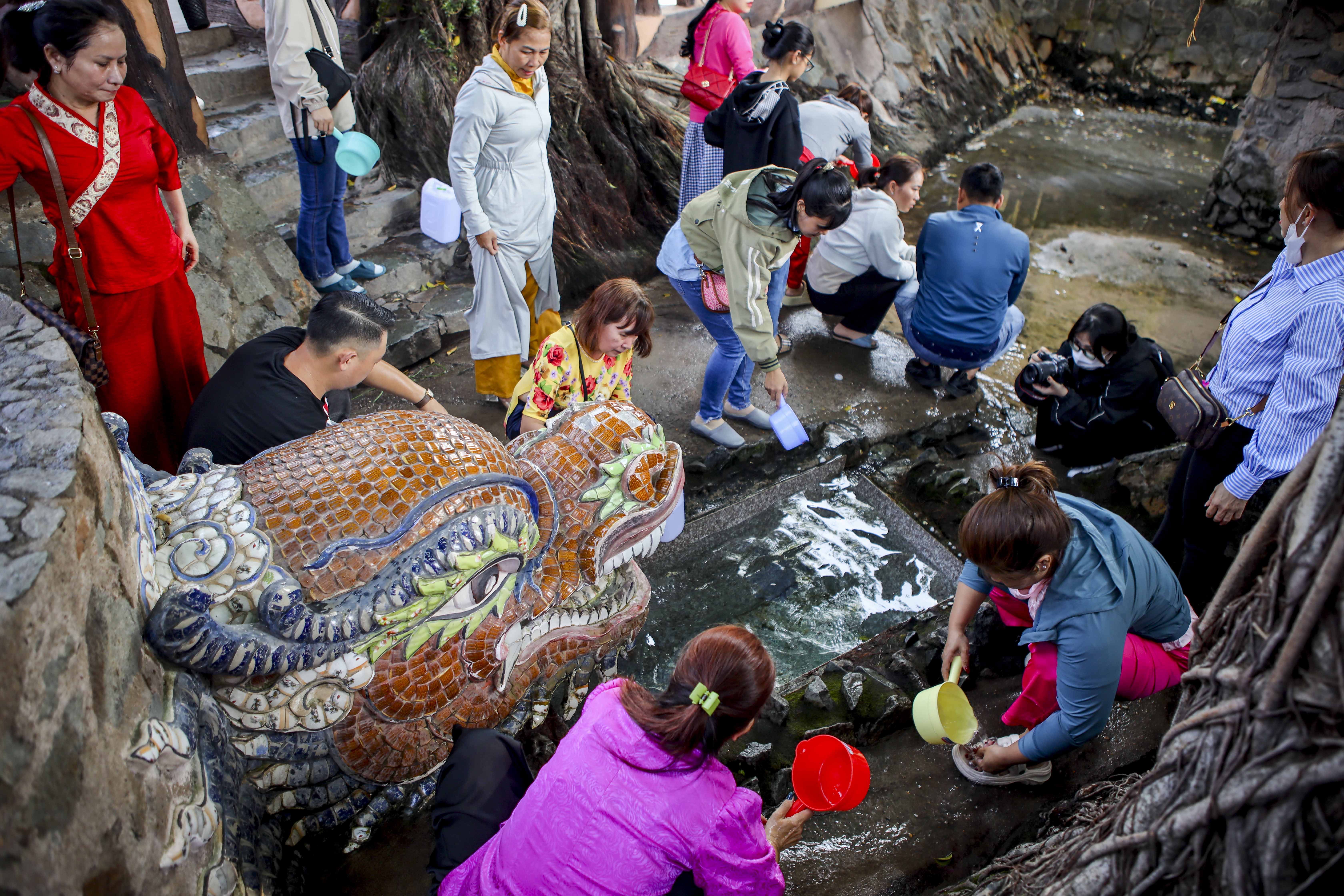 TP.HCM: Đổ xô đi lấy 'nước lành', rước may đầu năm tại Miễu Mạch Nước 