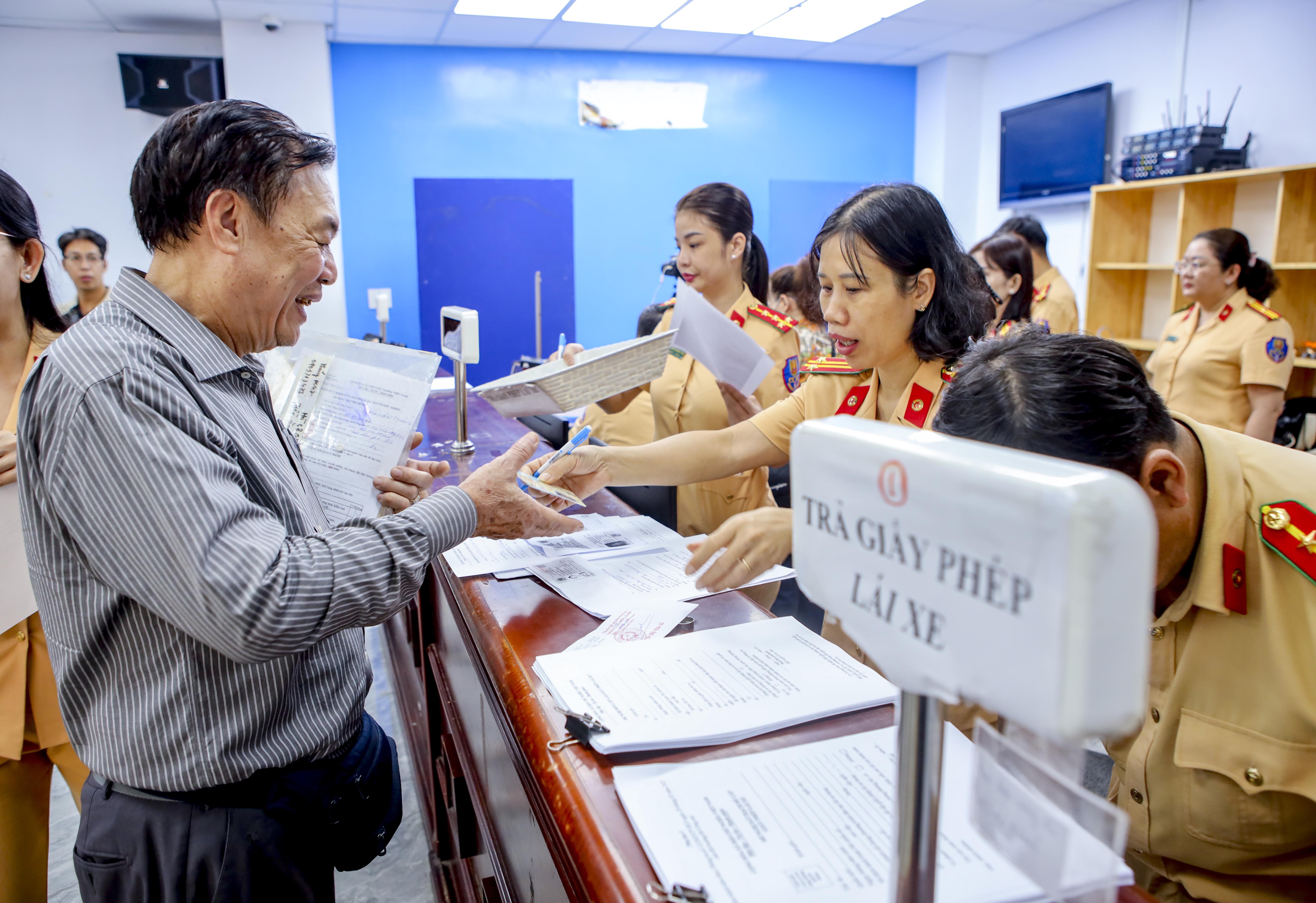 TP.HCM: Bố trí thêm 22 điểm đổi giấy phép lái xe tại Công an phường, xã cho người dân