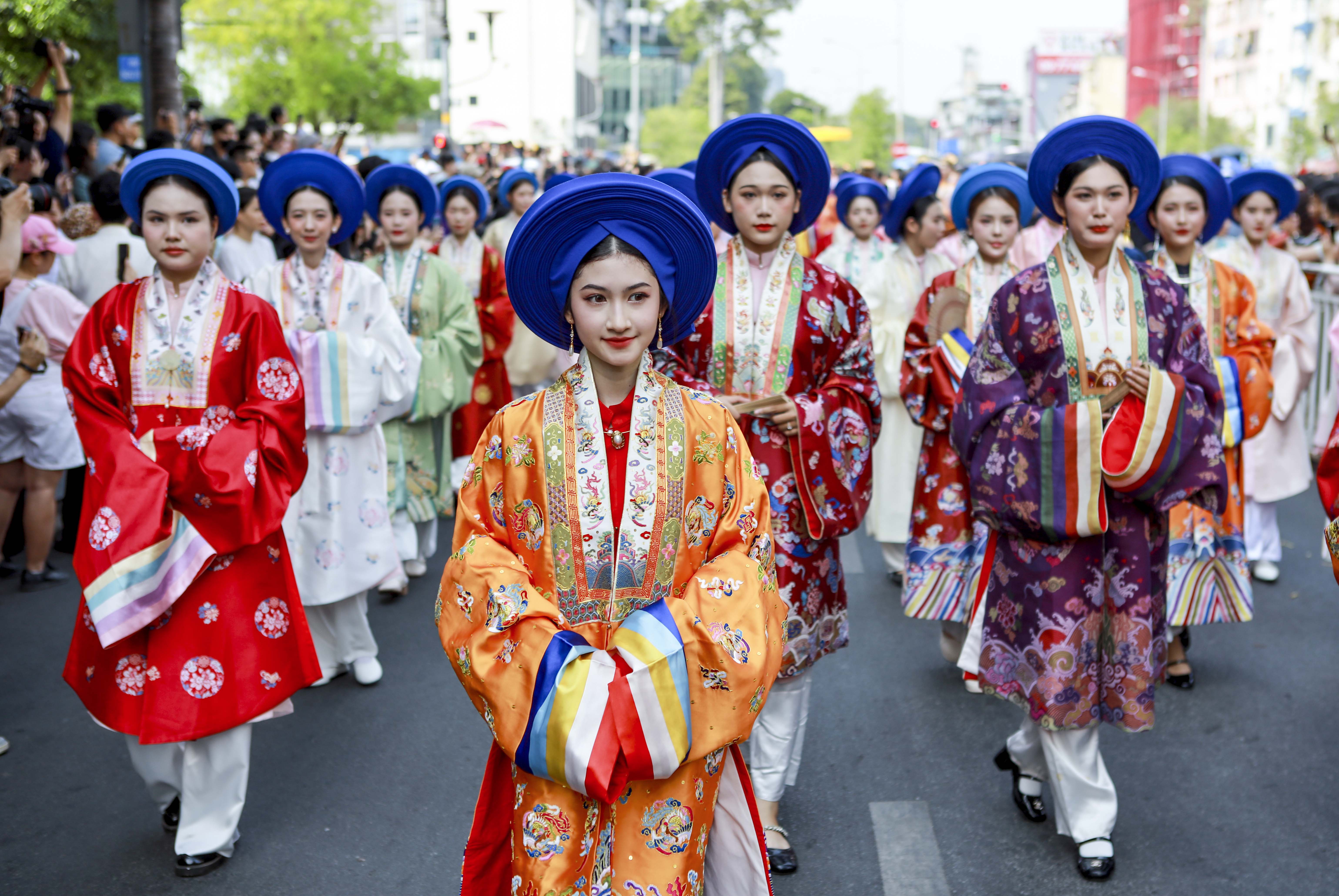 Hơn 1.000 người diễu hành cổ phục trên đường phố Sài Gòn