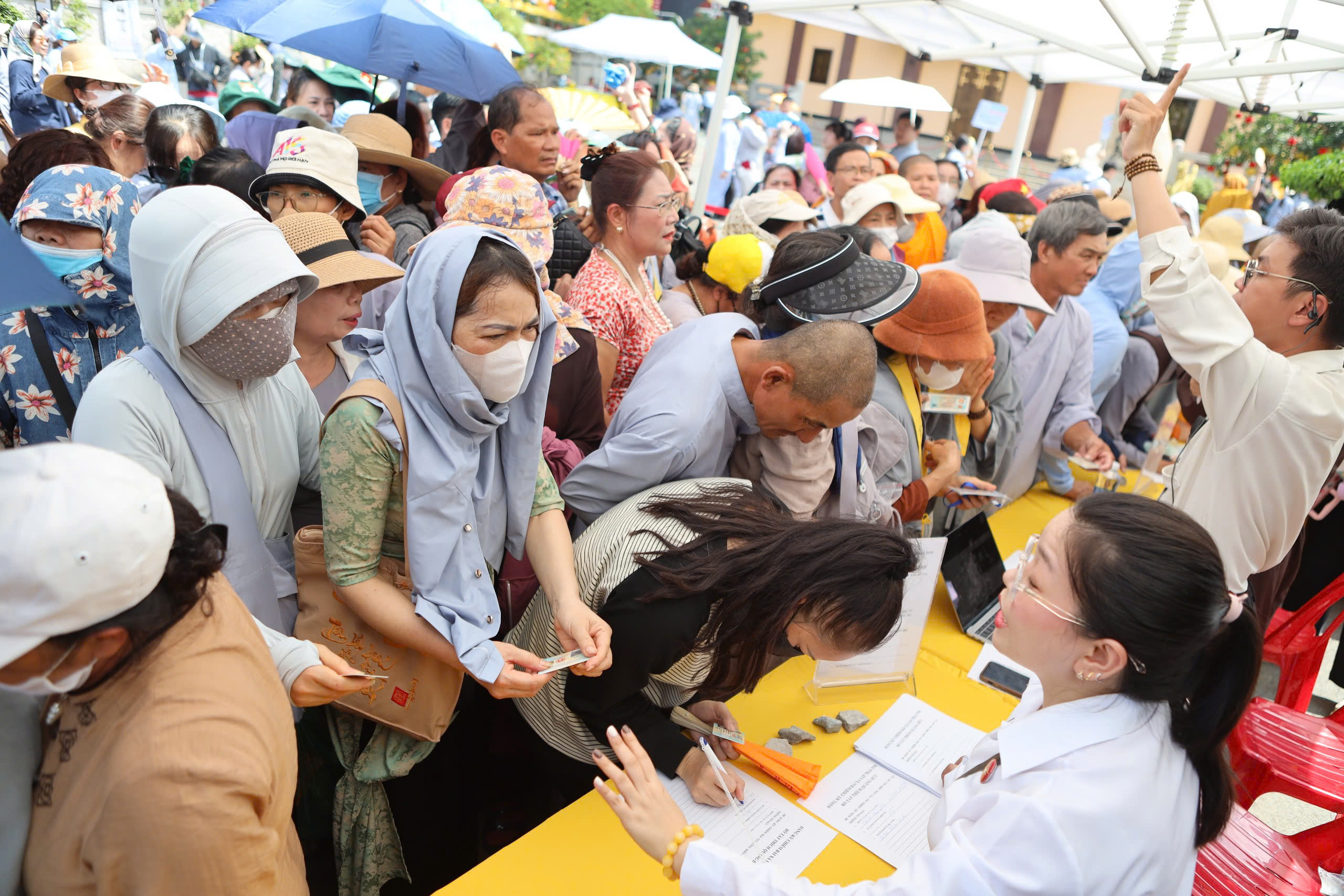 Hàng chục ngàn người đến Việt Nam Quốc Tự chiêm bái xá lợi trái tim Bồ tát Thích Quảng Đức