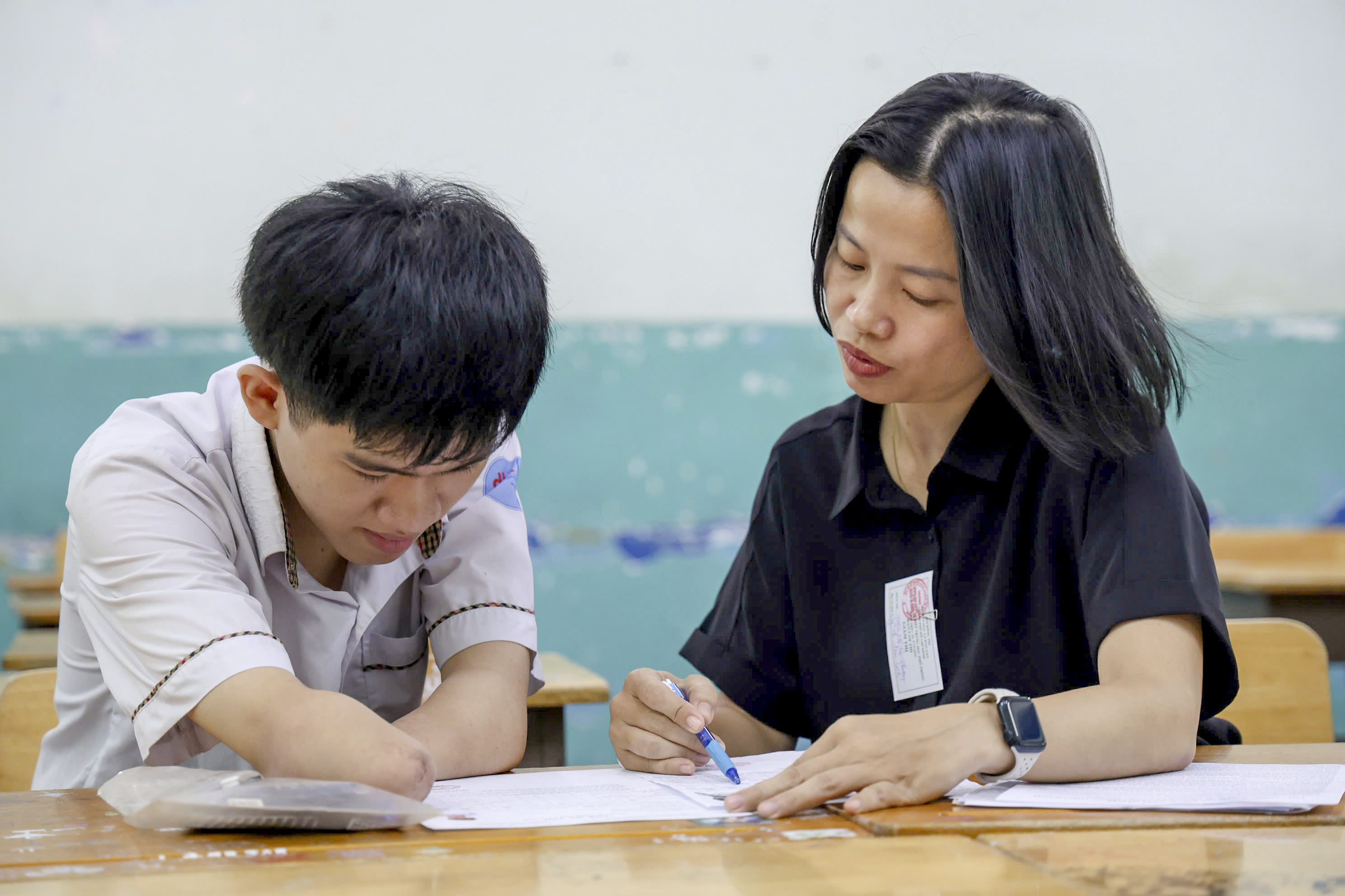 Sĩ tử đặc biệt trong ngày làm thủ tục thi tốt nghiệp THPT 2025 tại TP.HCM