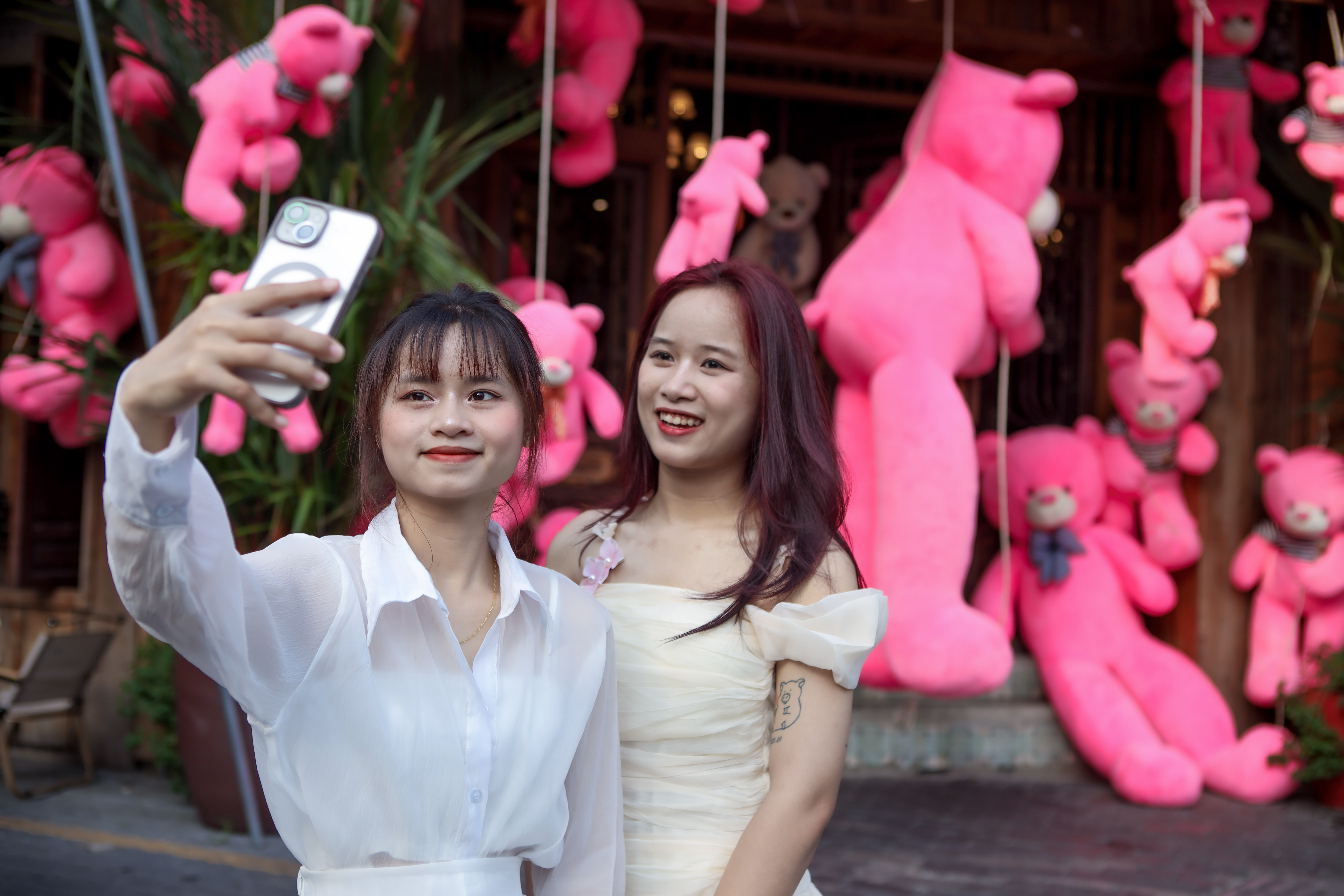 'Vương quốc gấu bông' nhượm hồng một góc phố ở TP.HCM