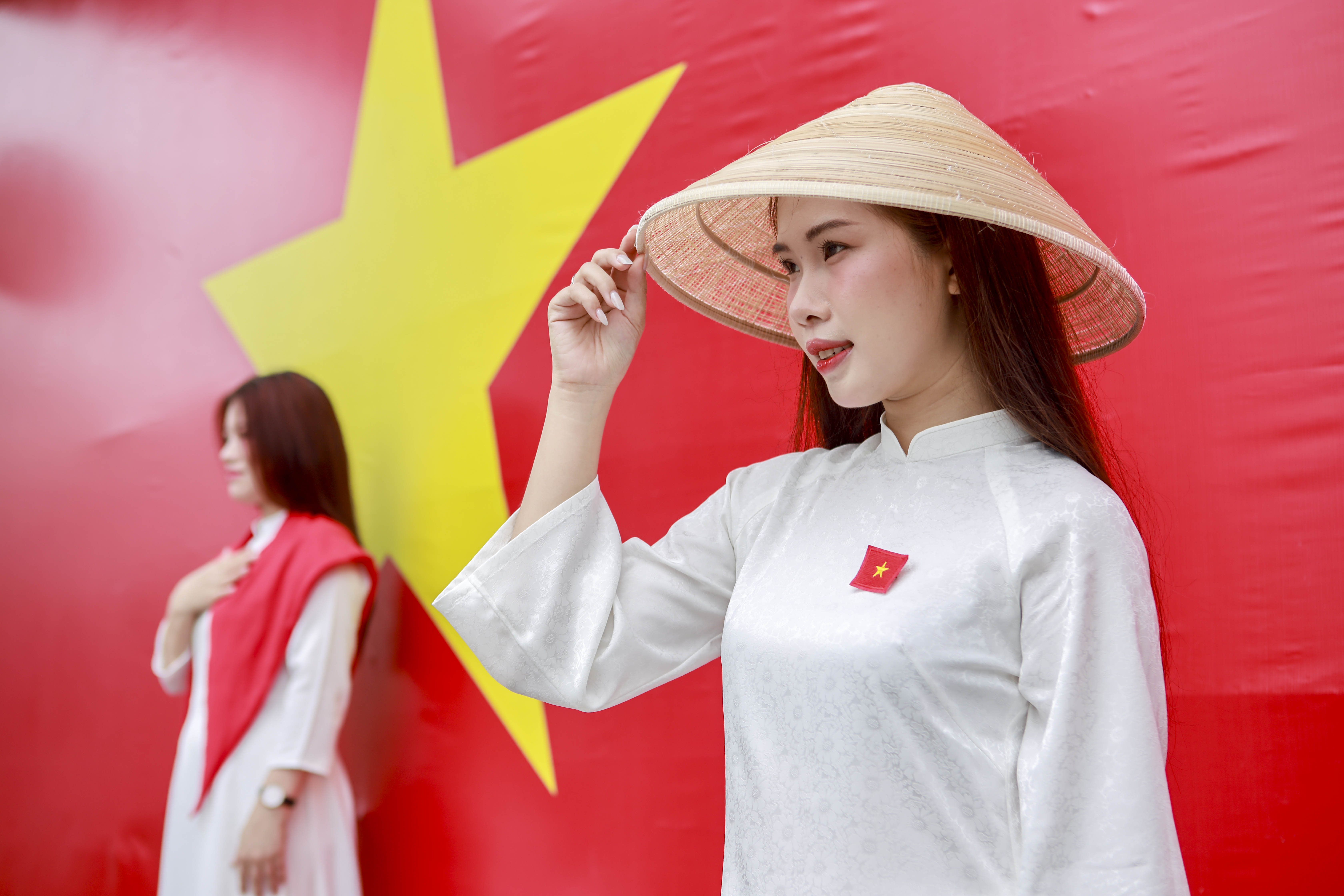 Người trẻ TP.HCM bắt trend 'săn' khoảnh khắc hướng về Quốc khánh 2-9